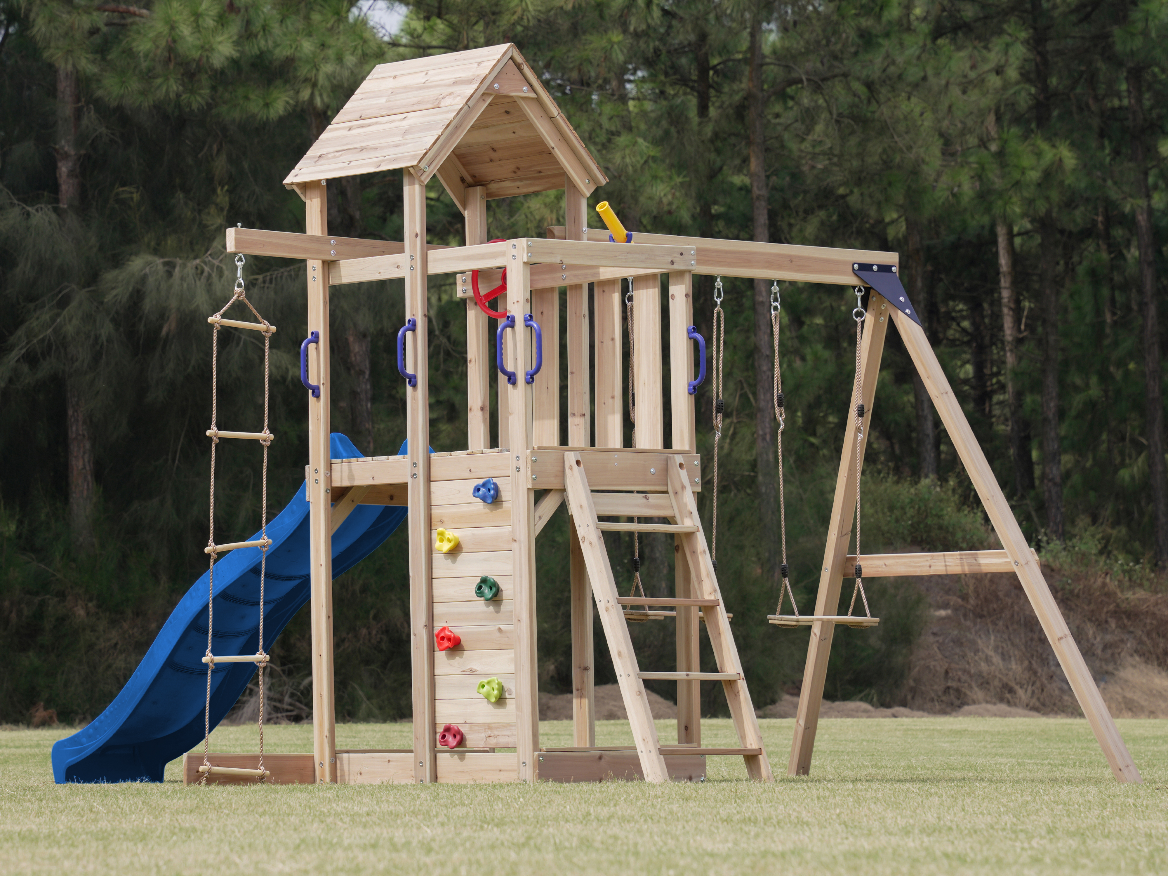 AXI Moos Spielturm mit Doppelschaukel und Strickleiter Braun - Blaue Rutsche 