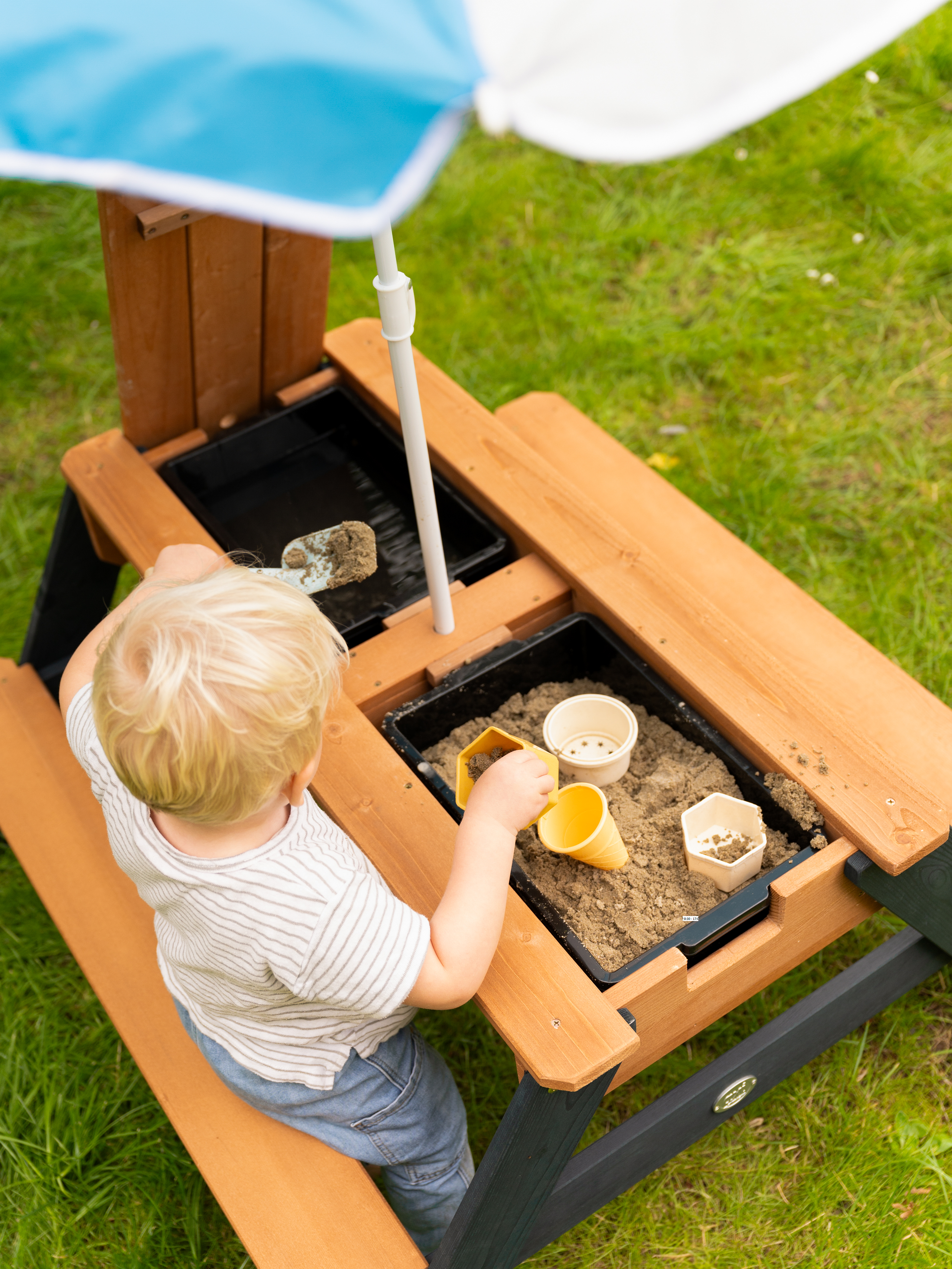 AXI Nick Sand und Wasser Picknicktisch Grau und Braun - Sonnenschirm Blau und Weiß