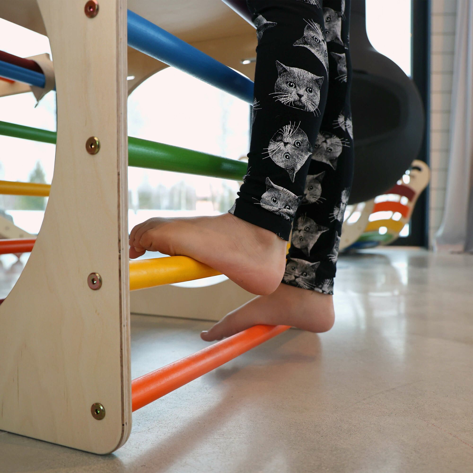 KateHaa Houten Activiteiten Kubus met Ladder en Klimwand Regenboog
