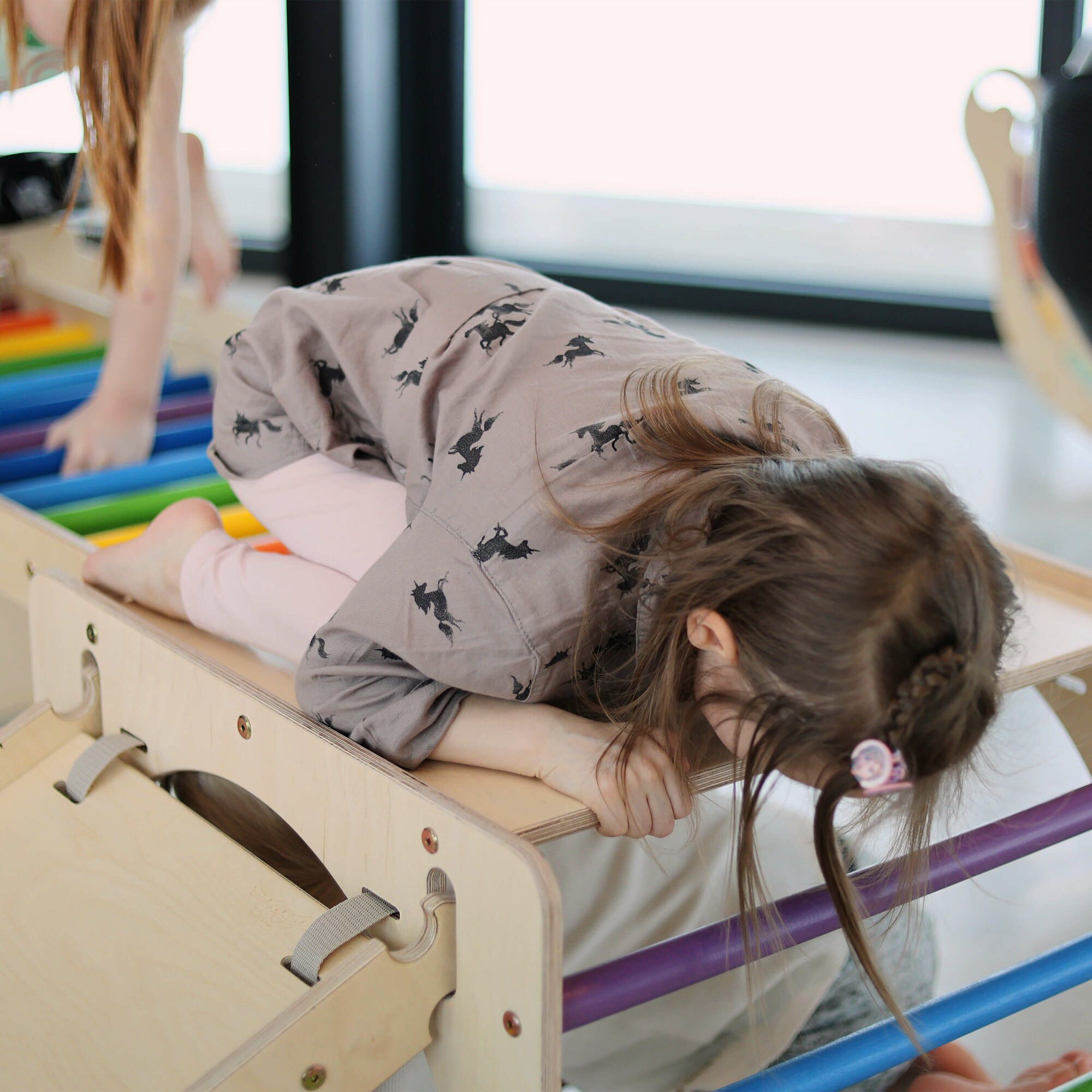 KateHaa Houten Activiteiten Kubus met Ladder en Klimwand Regenboog