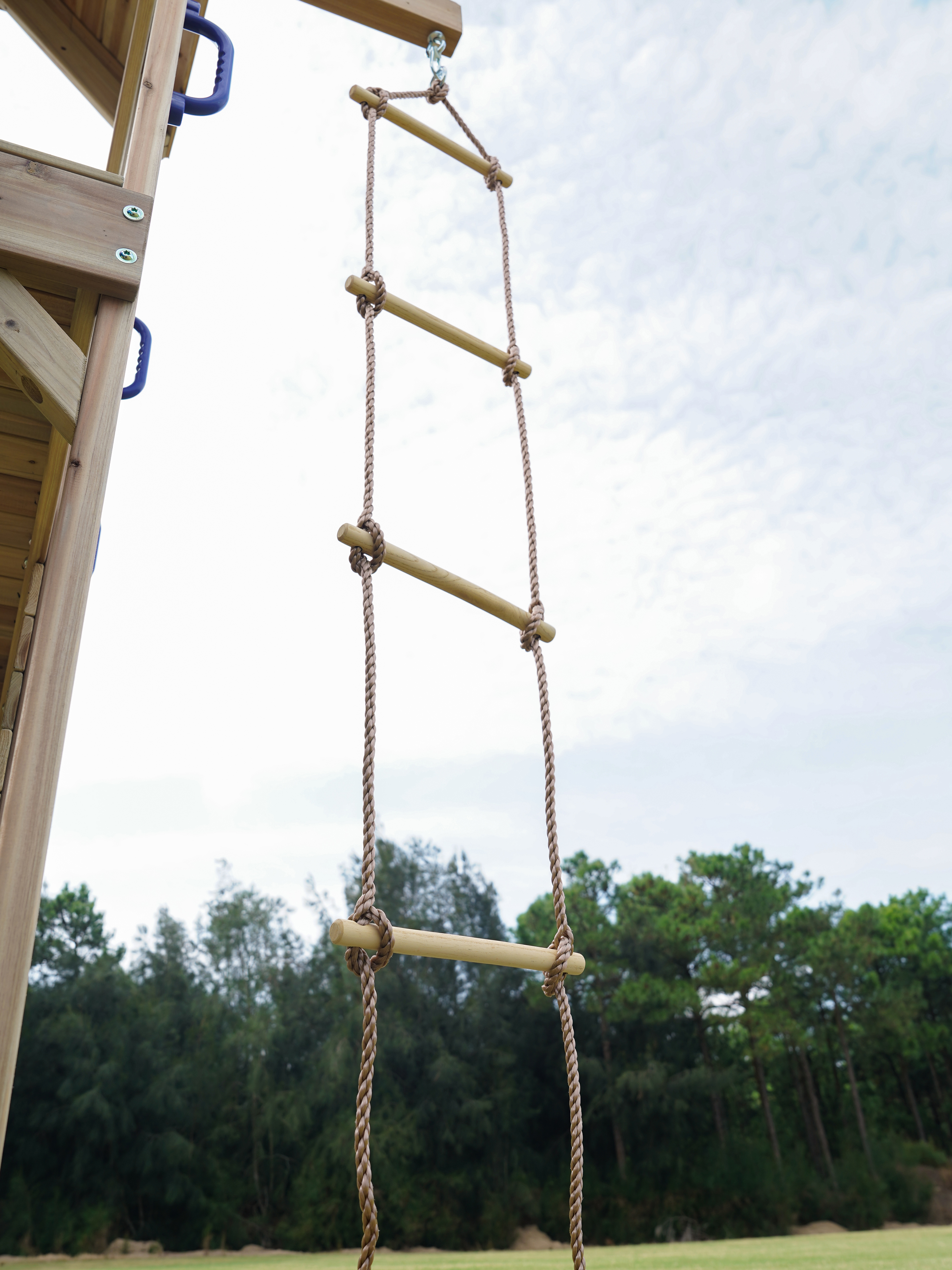 AXI Moos Spielturm mit Doppelschaukel und Strickleiter Braun - Lila Rutsche 