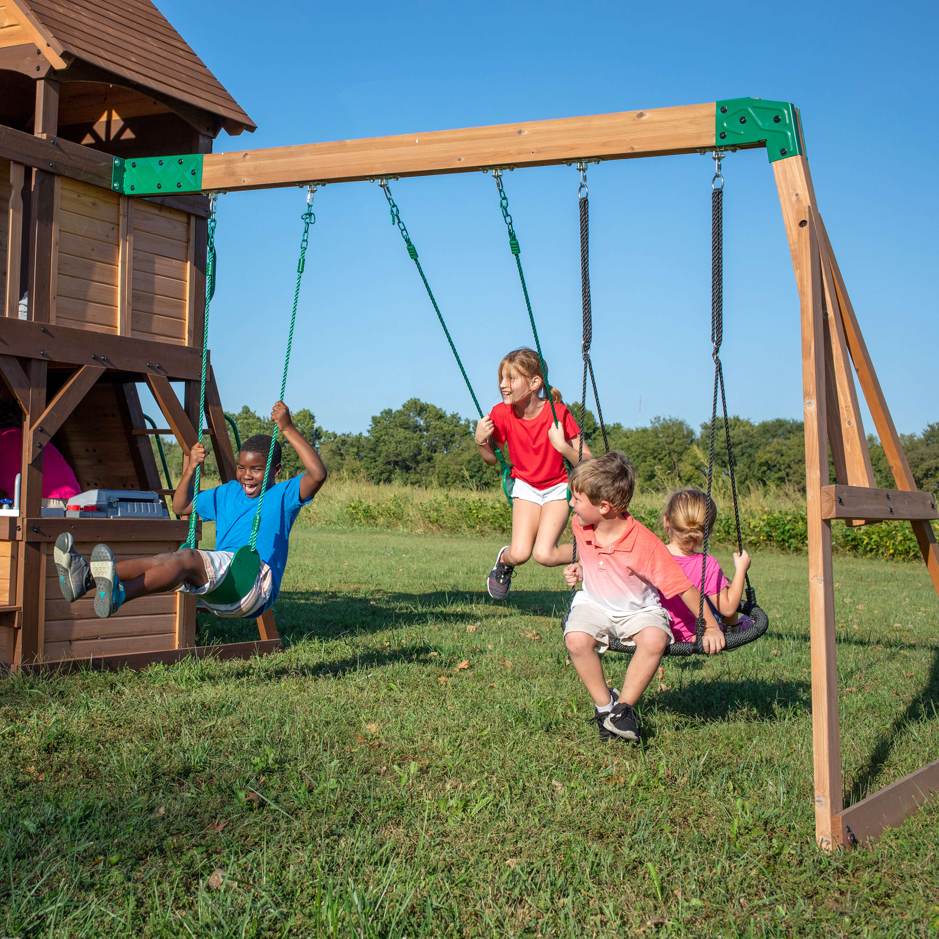 Backyard Discovery Cedar Cove Spielturm mit Schaukeln, Rutsche und Aussichtsturm