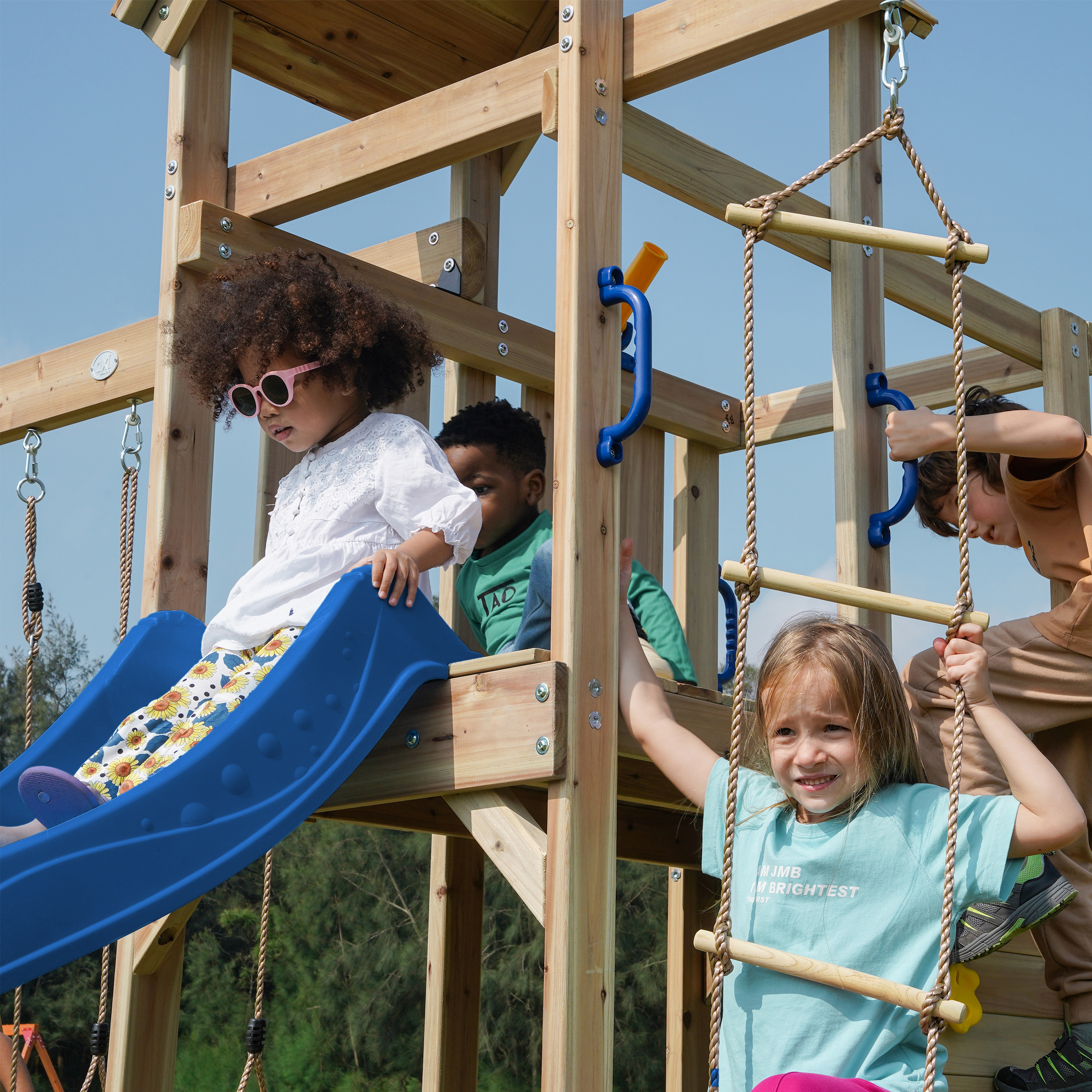 AXI Moos Spielturm mit Doppelschaukel und Strickleiter Braun - Blaue Rutsche 