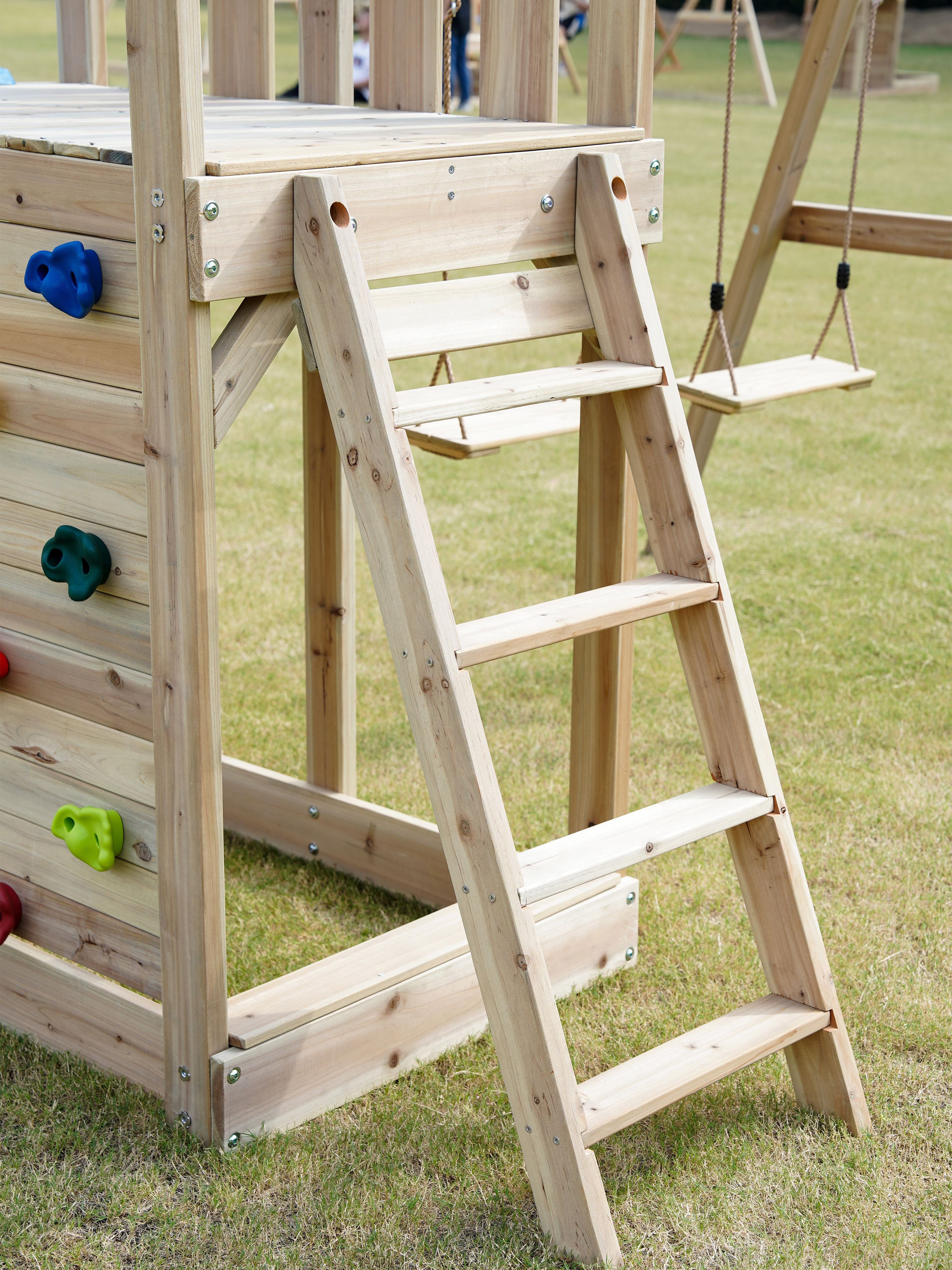 AXI Moos Spielturm mit Doppelschaukel und Strickleiter Braun - Graue Rutsche 