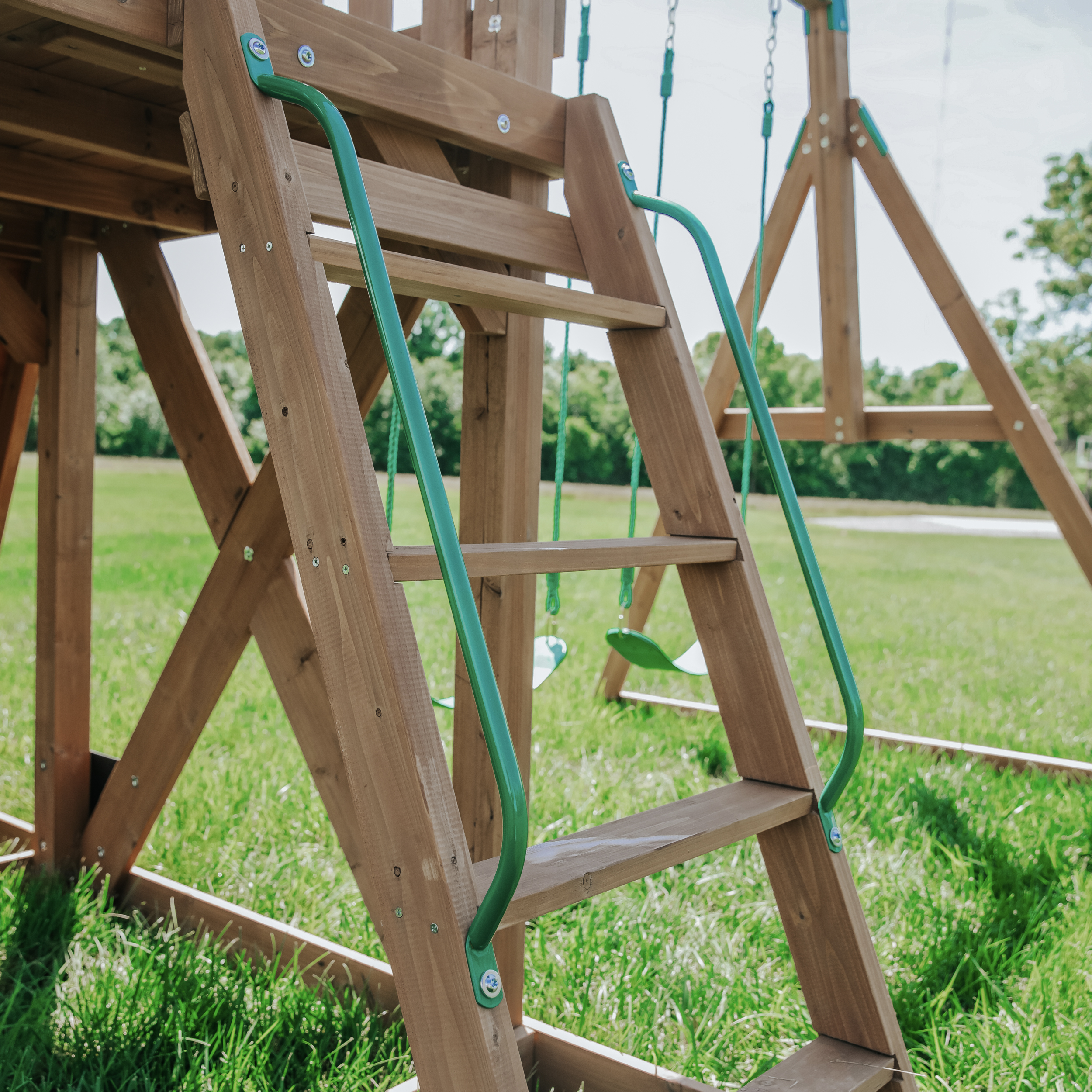 Backyard Discovery Lightning Ridge Spielturm mit Rutsche und Schaukel