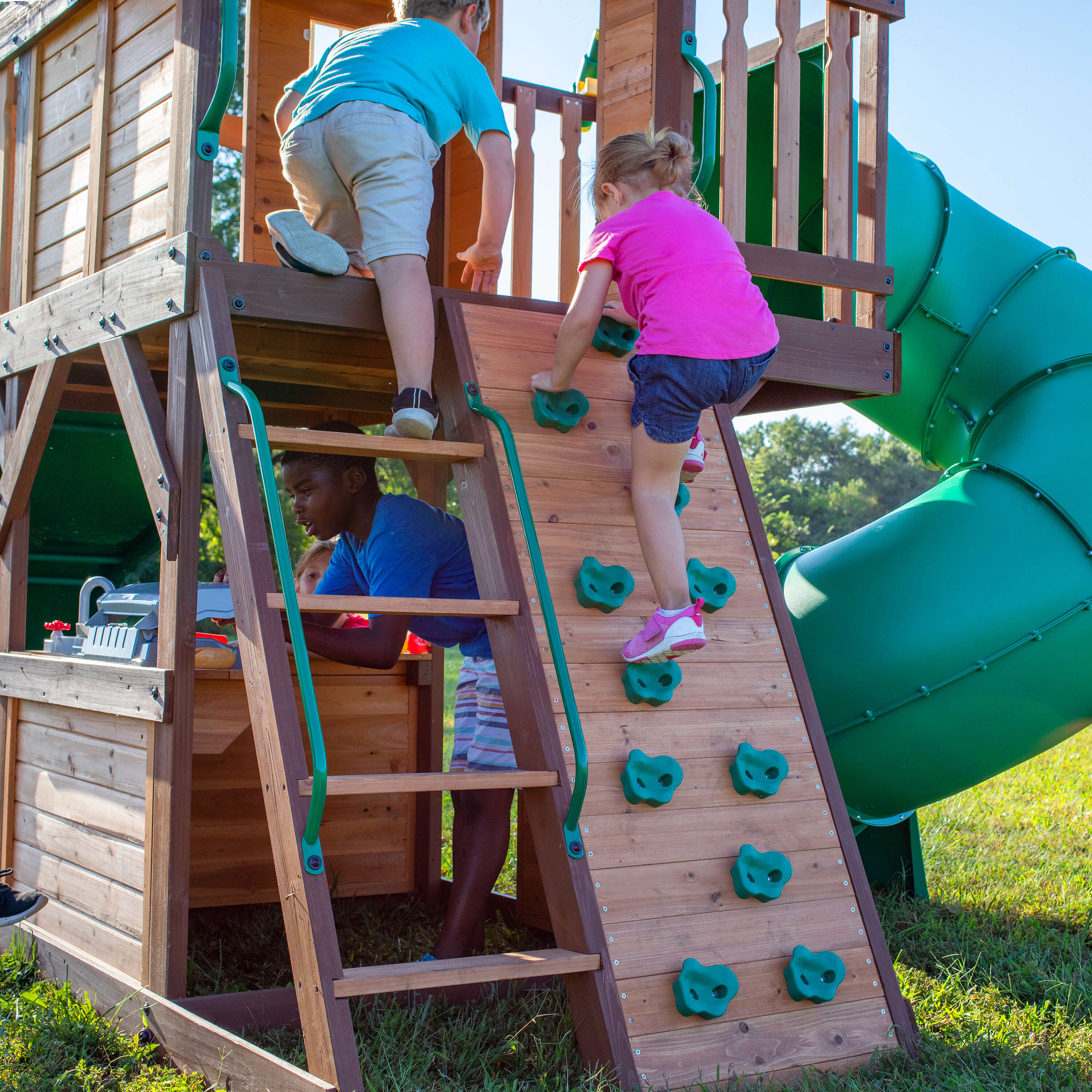 Backyard Discovery Cedar Cove Spielturm mit Schaukeln, Rutsche und Aussichtsturm