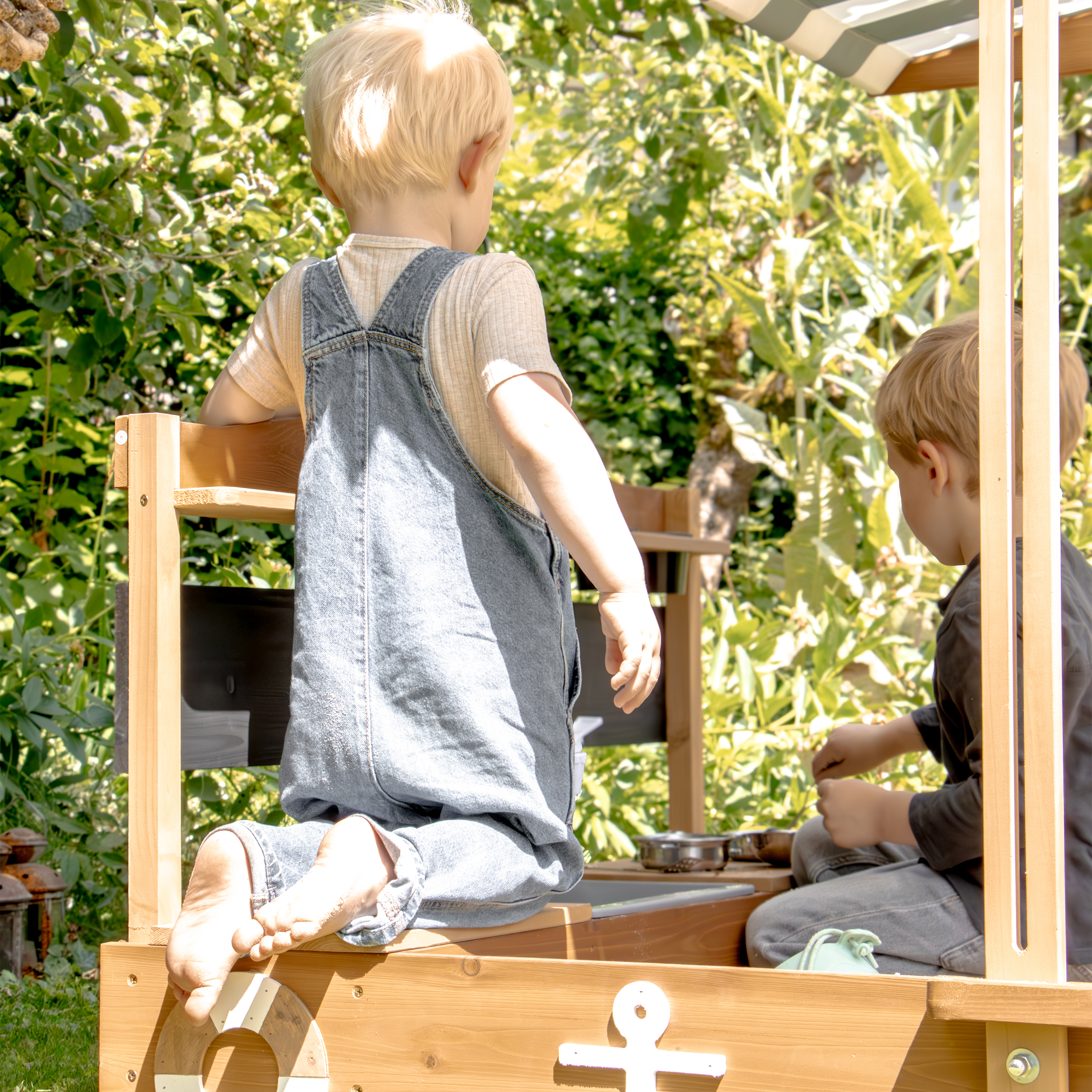 AXI Dora Boat Sandbox with Play Kitchen and Roof 160 x 100 cm Brown/Anthracite