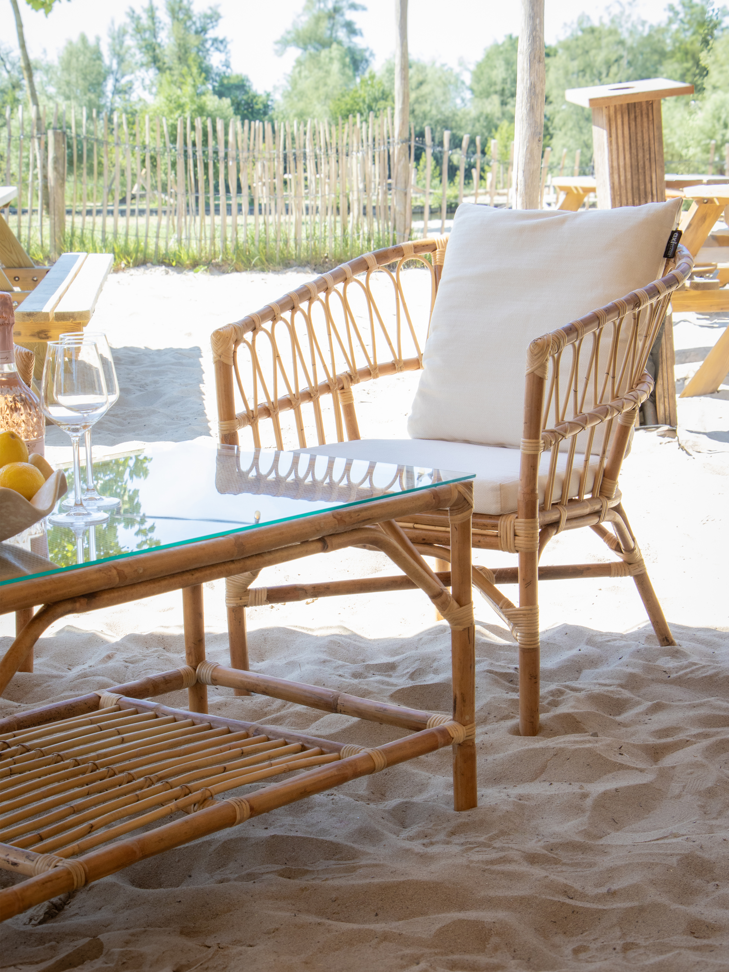 AXI Mary Rattan Lounge Set – 4-Piece with Sofa, Table, and 2 Chairs Natural/White