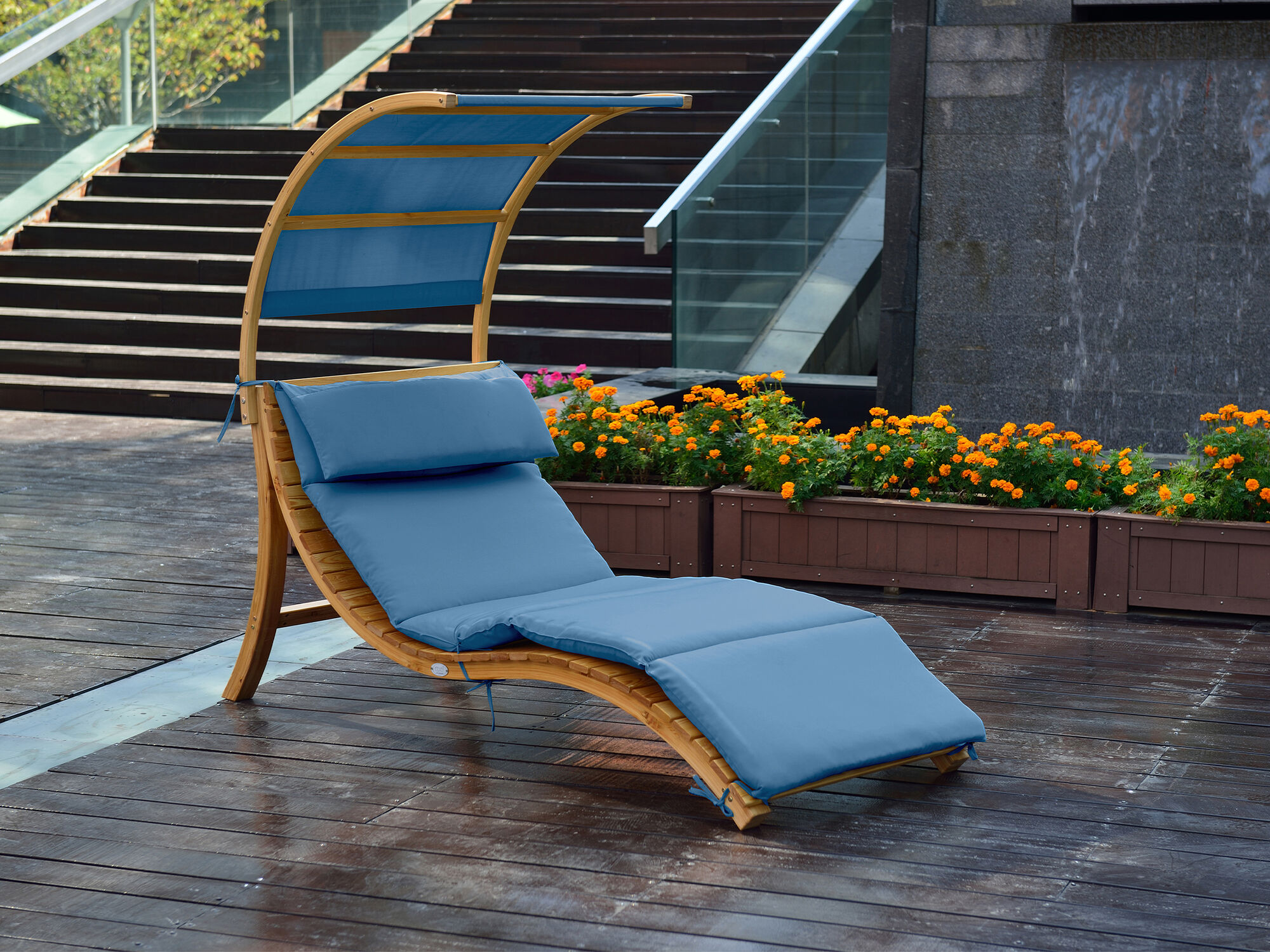 sfeerfoto AXI Salina ligstoel met zonnescherm Blauw