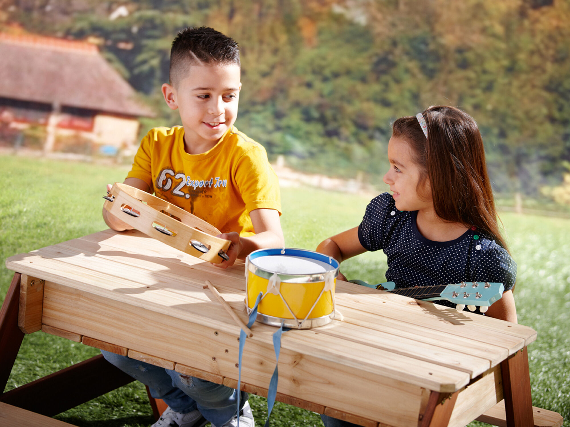 sfeerfoto AXI Nick Zand & Water Picknicktafel Bruin - Parasol Groen/wit