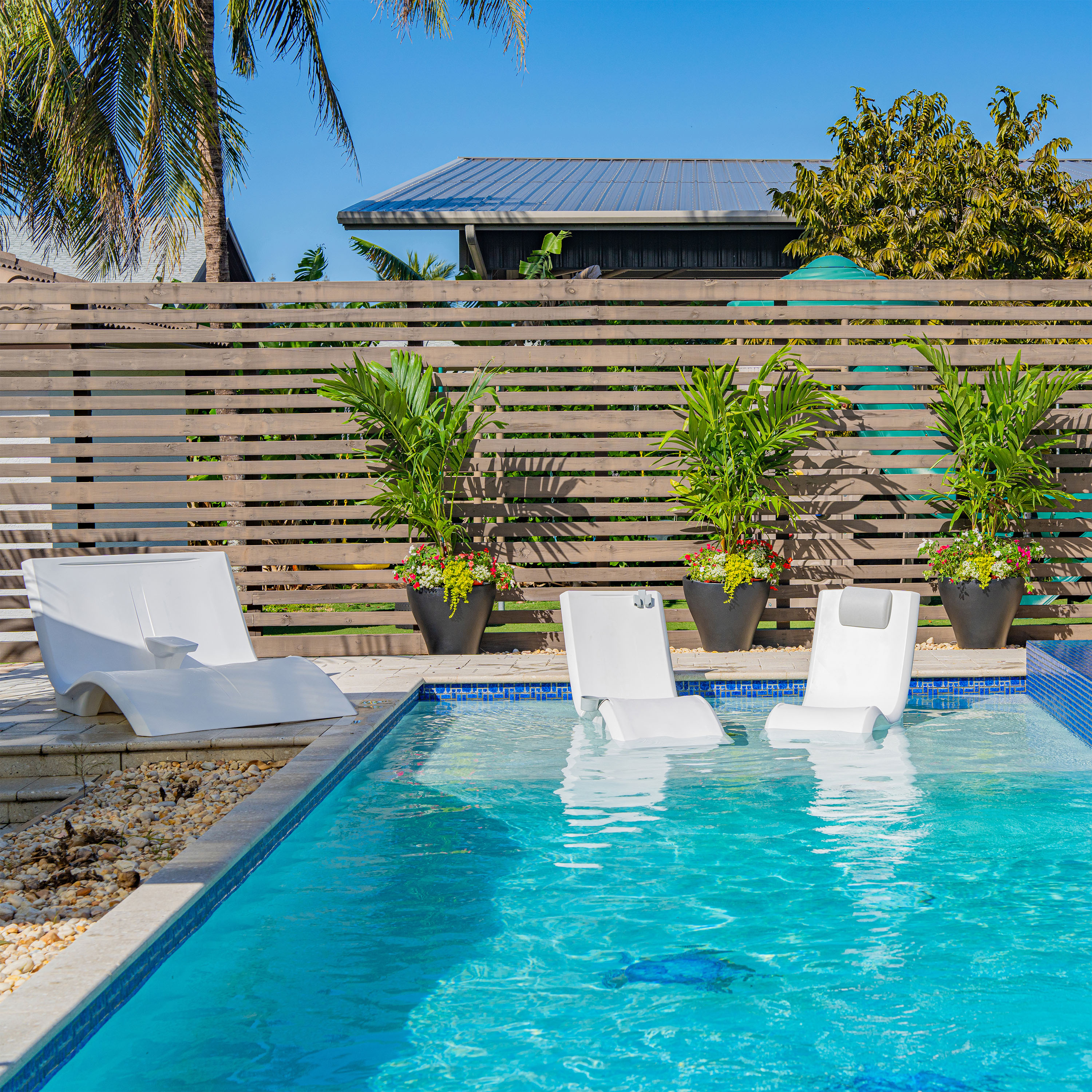 Step2 Vero Pool Chair White