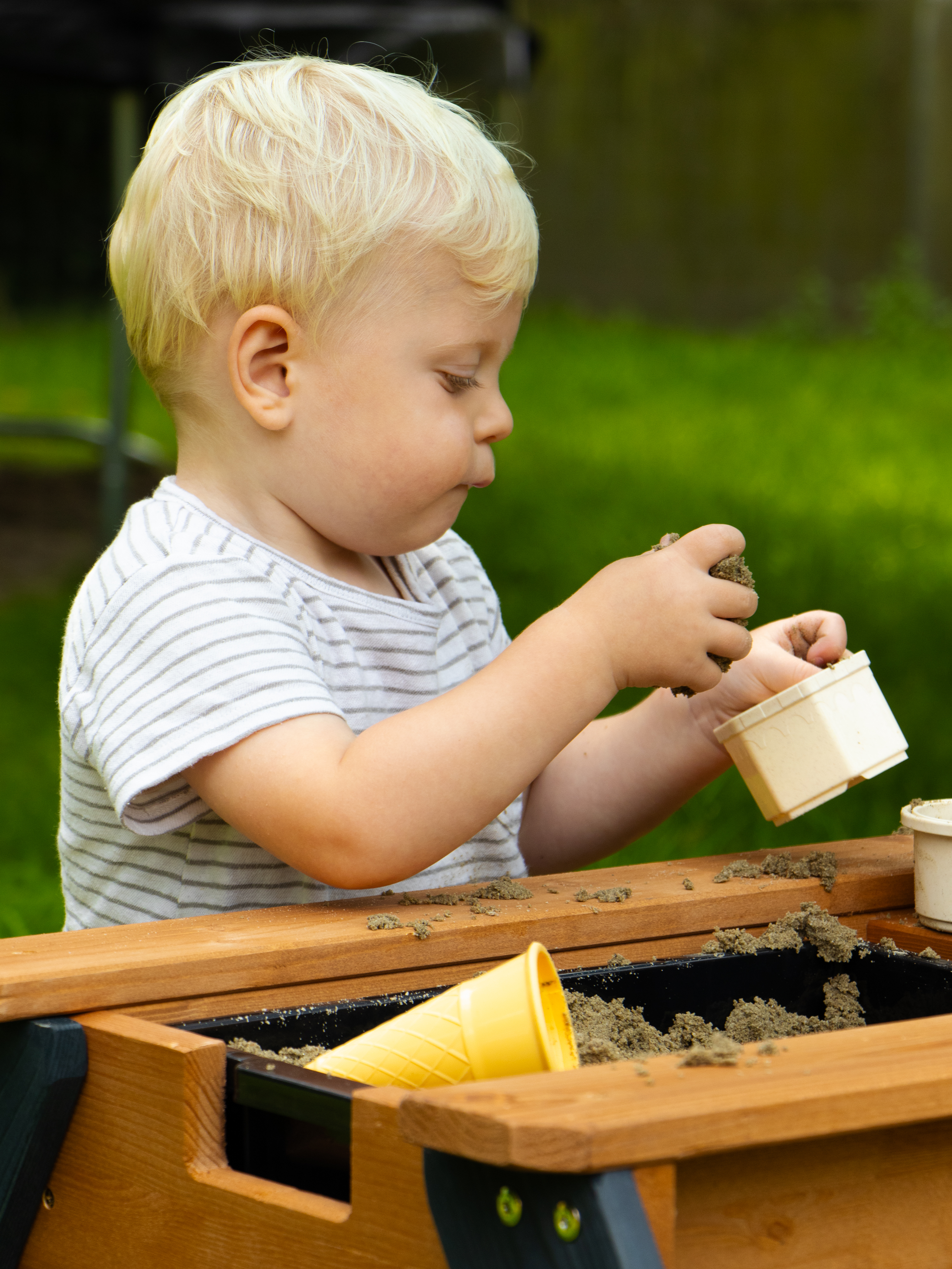 AXI Nick Sand und Wasser Picknicktisch Grau und Braun - Sonnenschirm Blau und Weiß