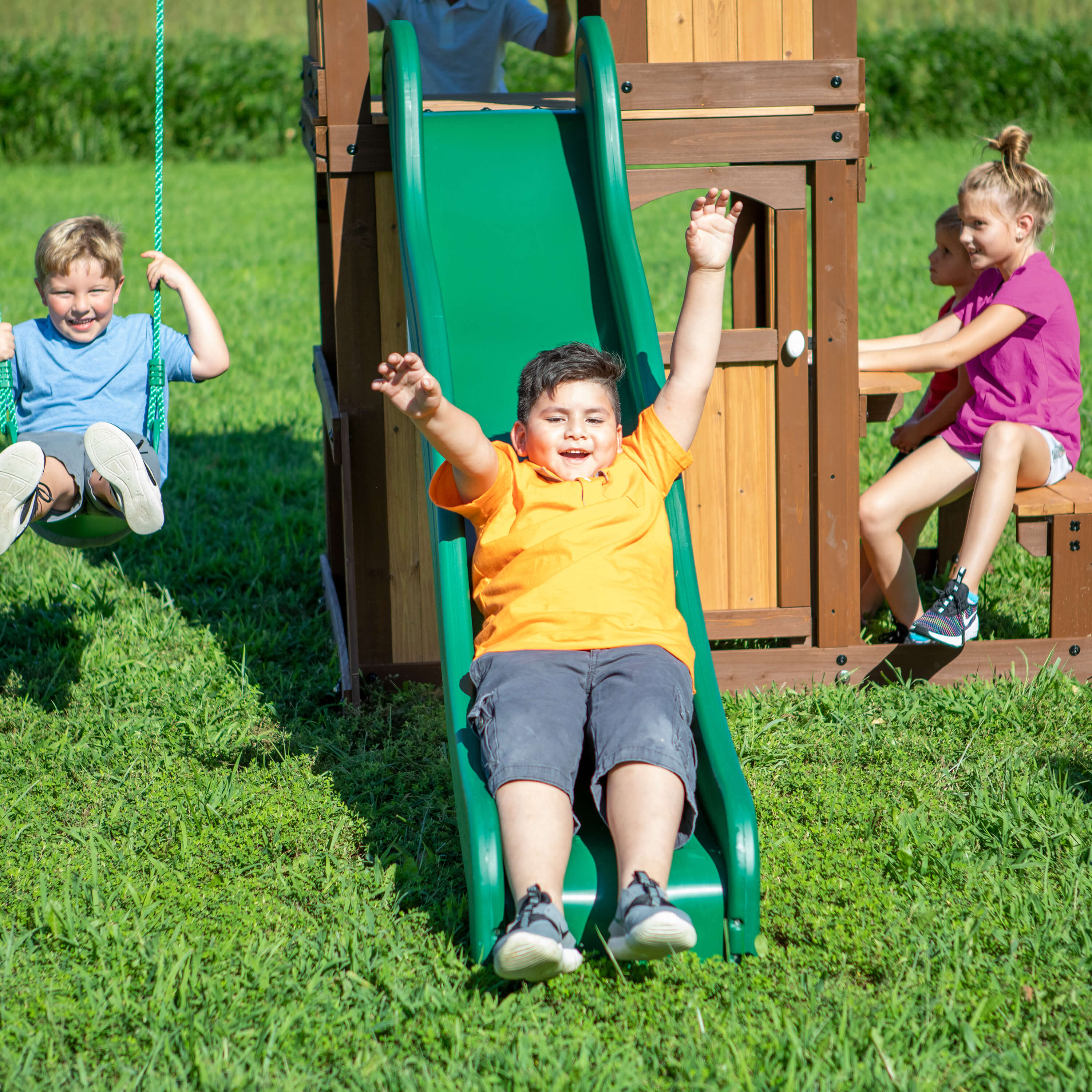 Backyard Discovery Lakewood Spielturm mit Schaukeln und Rutsche