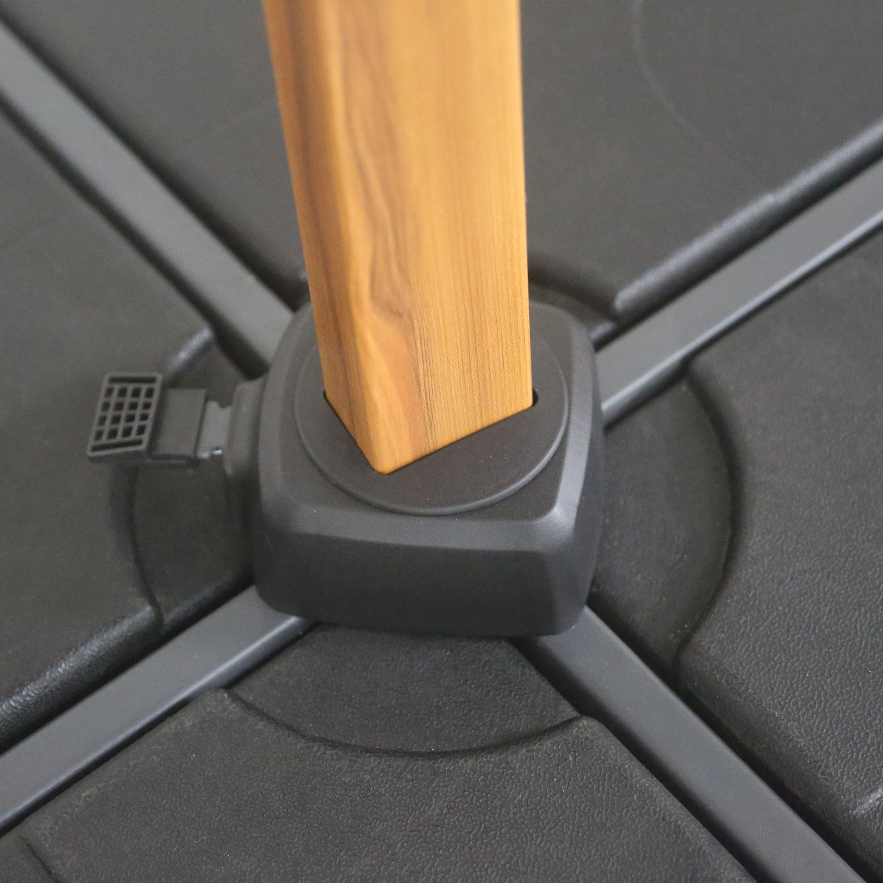 AXI Alina Cantilever Parasol 300x300cm Wood-look/Taupe