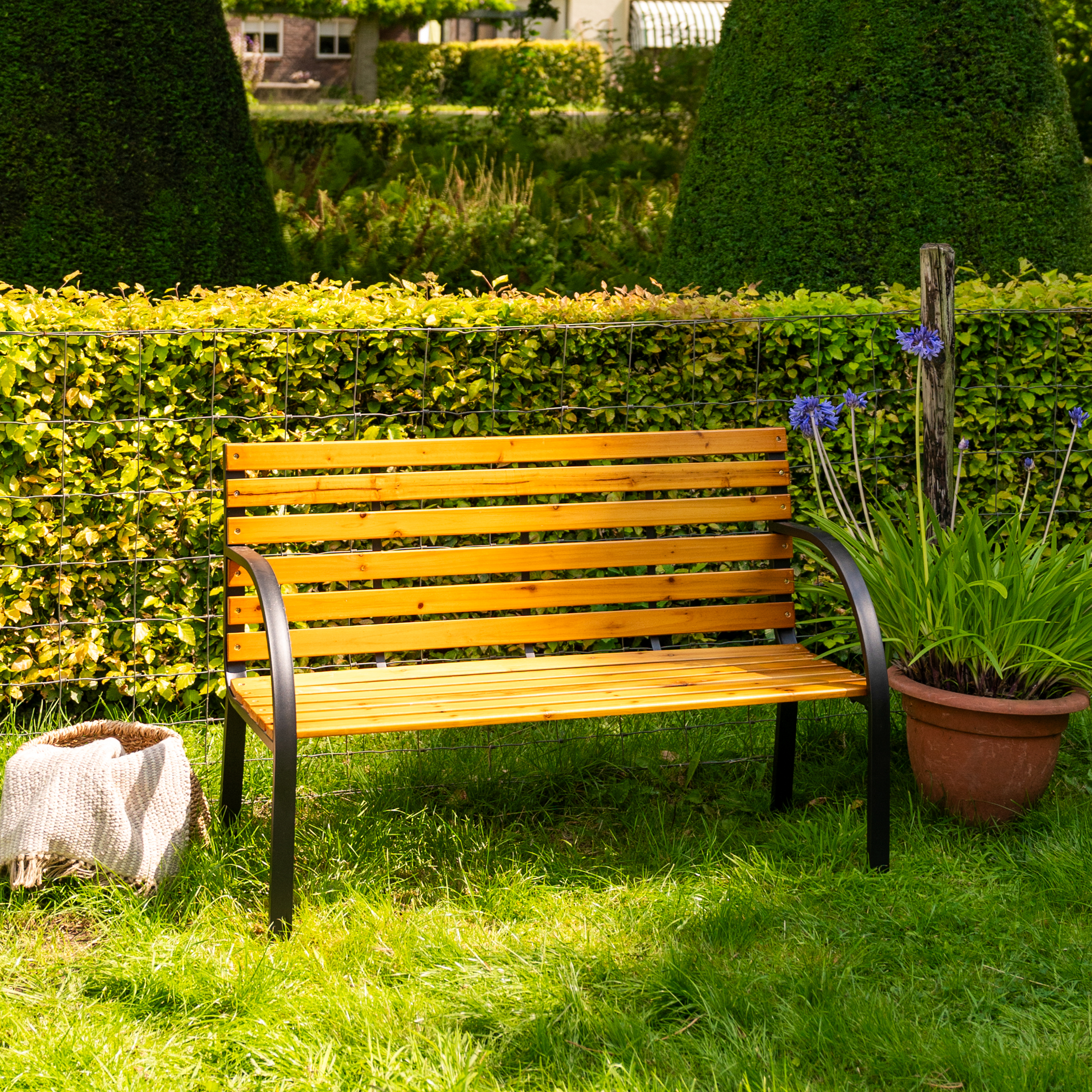 AXI Otis Gartenbank aus Holz mit mattschwarzem Stahlrahmen