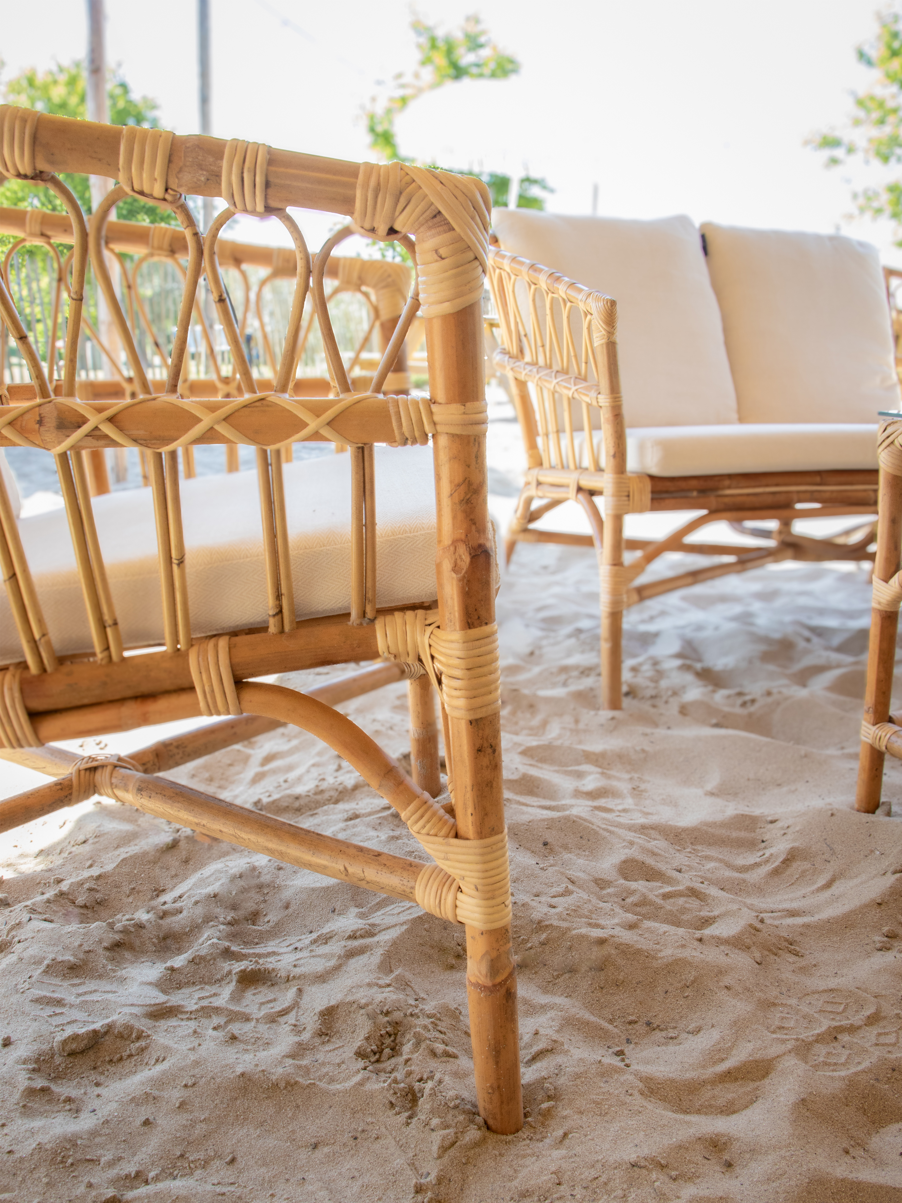 AXI Mary Rattan Lounge Set – 4-Piece with Sofa, Table, and 2 Chairs Natural/White