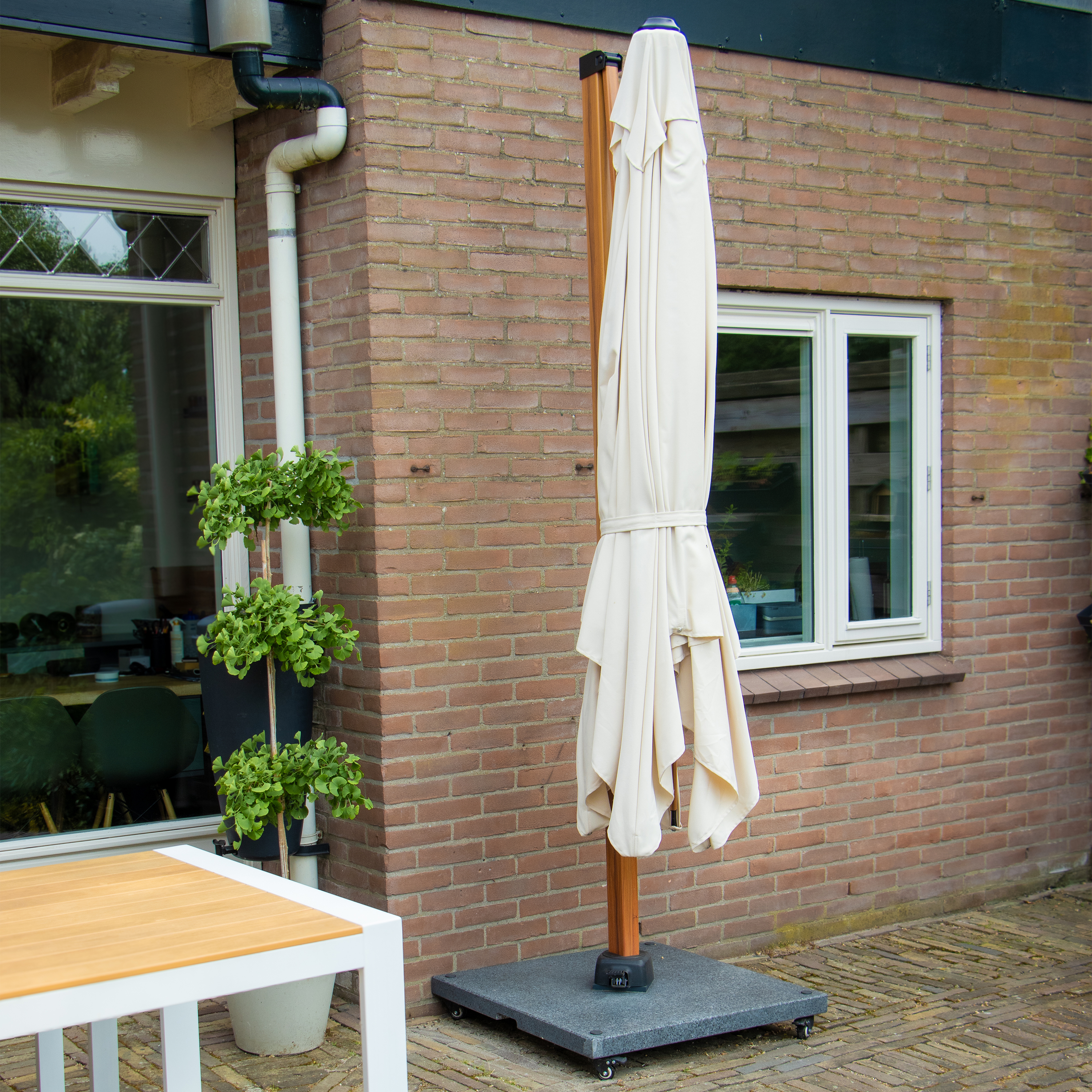 AXI Apollo Premium Cantilever Parasol 300x300cm incl. granite base with wheels Anthracite/Beige – Complete set