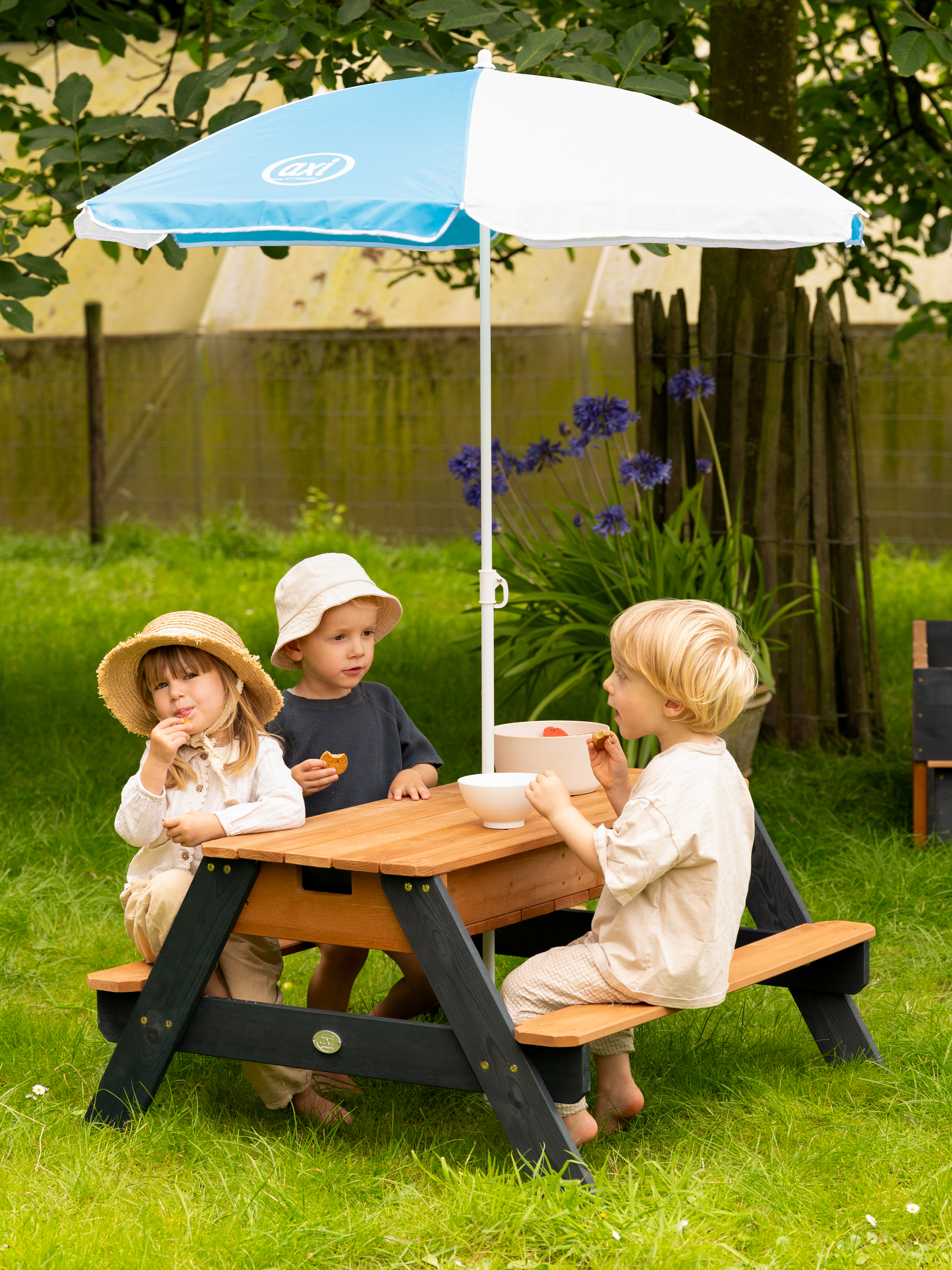 AXI Nick Sand und Wasser Picknicktisch Grau und Braun - Sonnenschirm Blau und Weiß