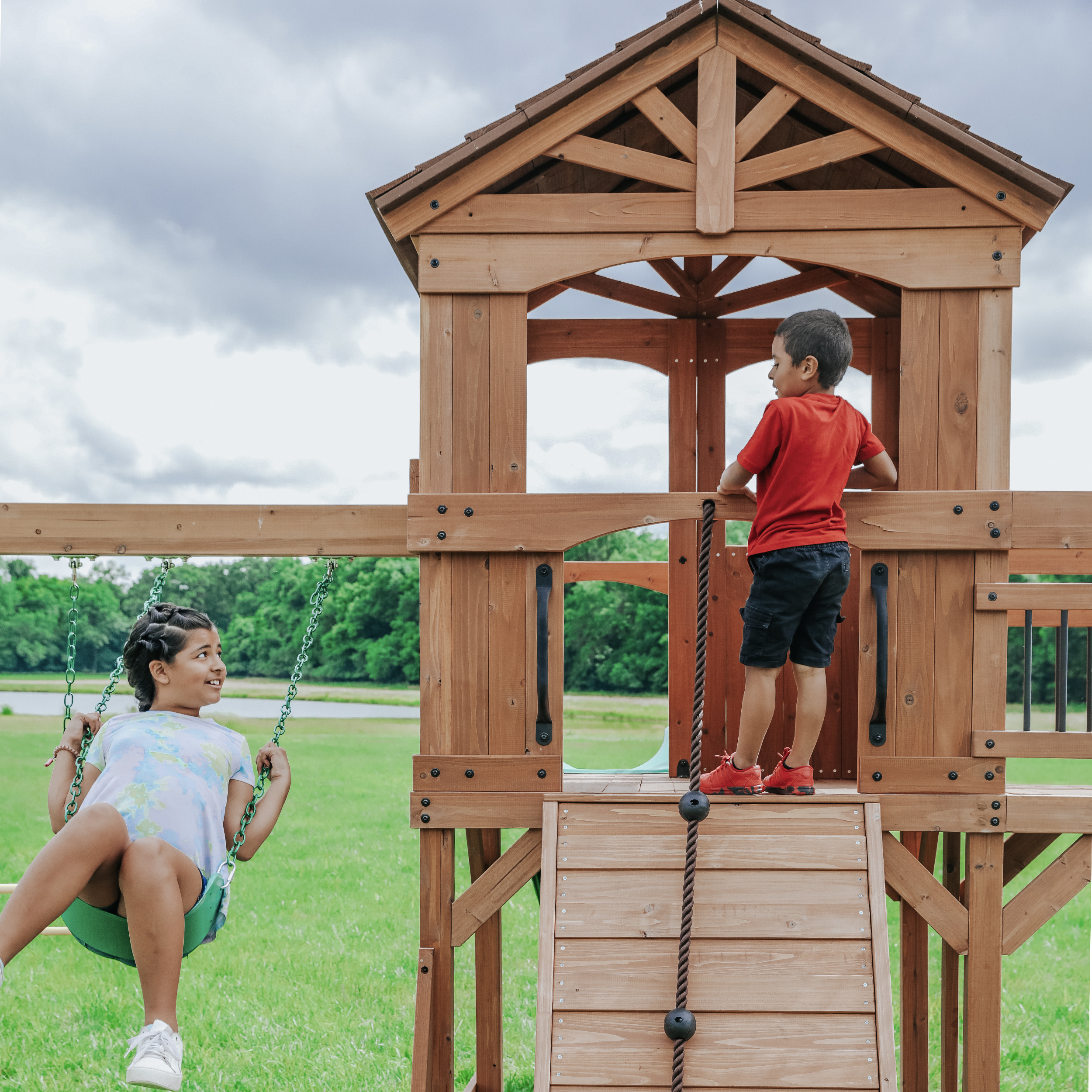 Backyard Discovery Sterling Point Spielturm mit Rutsche und 3 Schaukeln