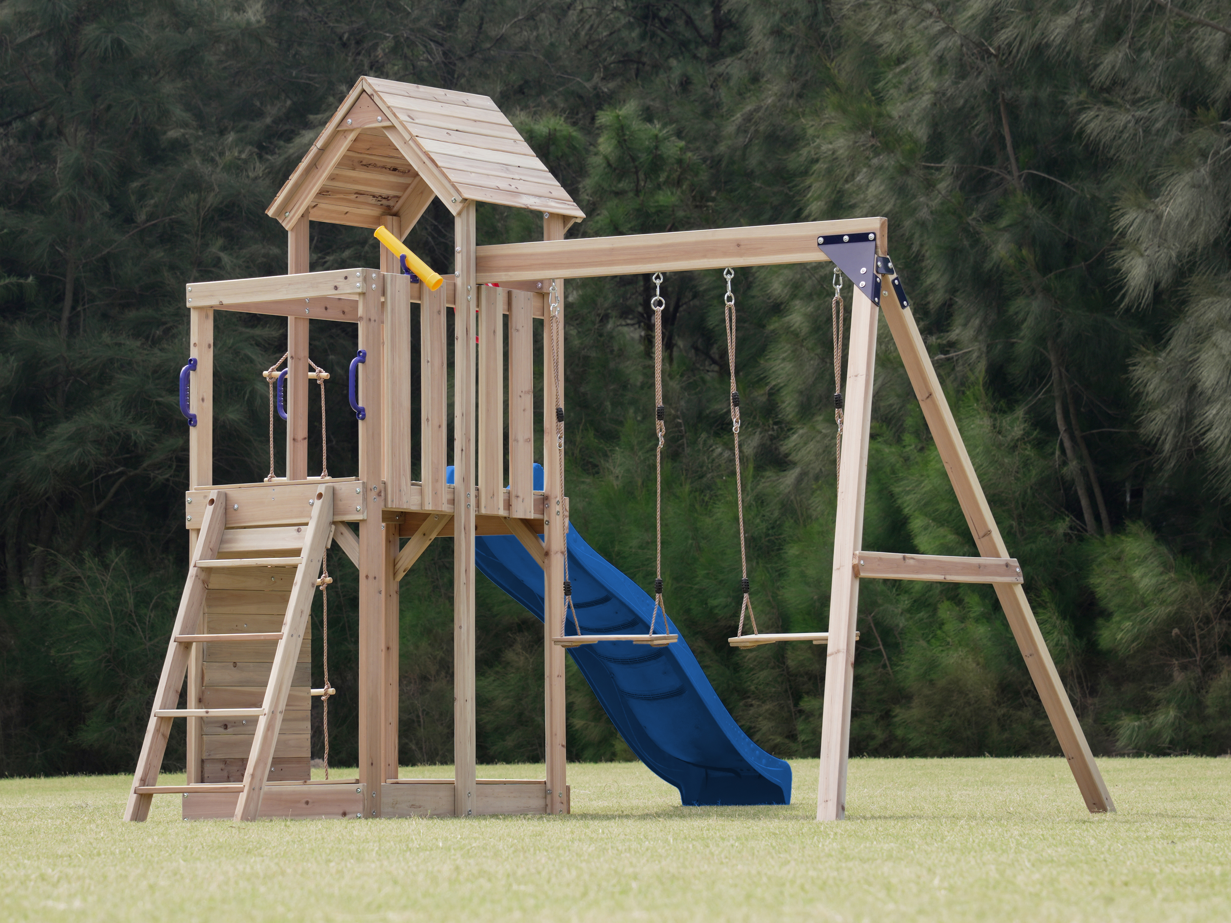 AXI Moos Spielturm mit Doppelschaukel und Strickleiter Braun - Blaue Rutsche 