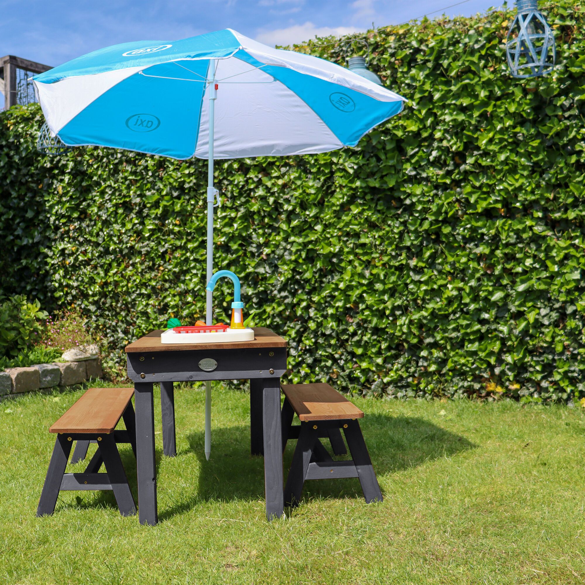 AXI Dennis Sand und Wasser Picknicktisch mit Spielküche und Sitzbänken Braun und Anthrazit - Sonnenschirm Grau und Blau