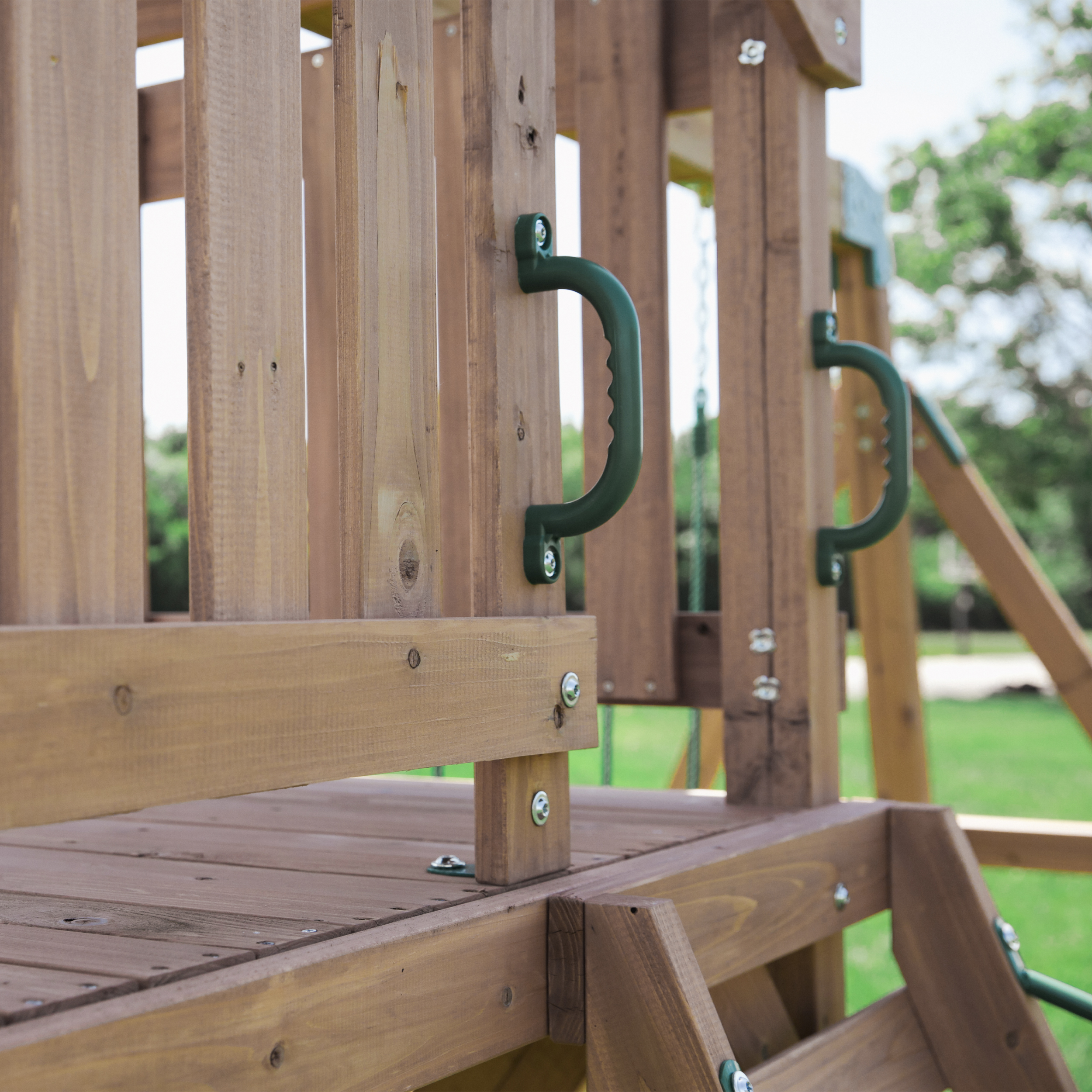 Backyard Discovery Lightning Ridge Spielturm mit Rutsche und Schaukel