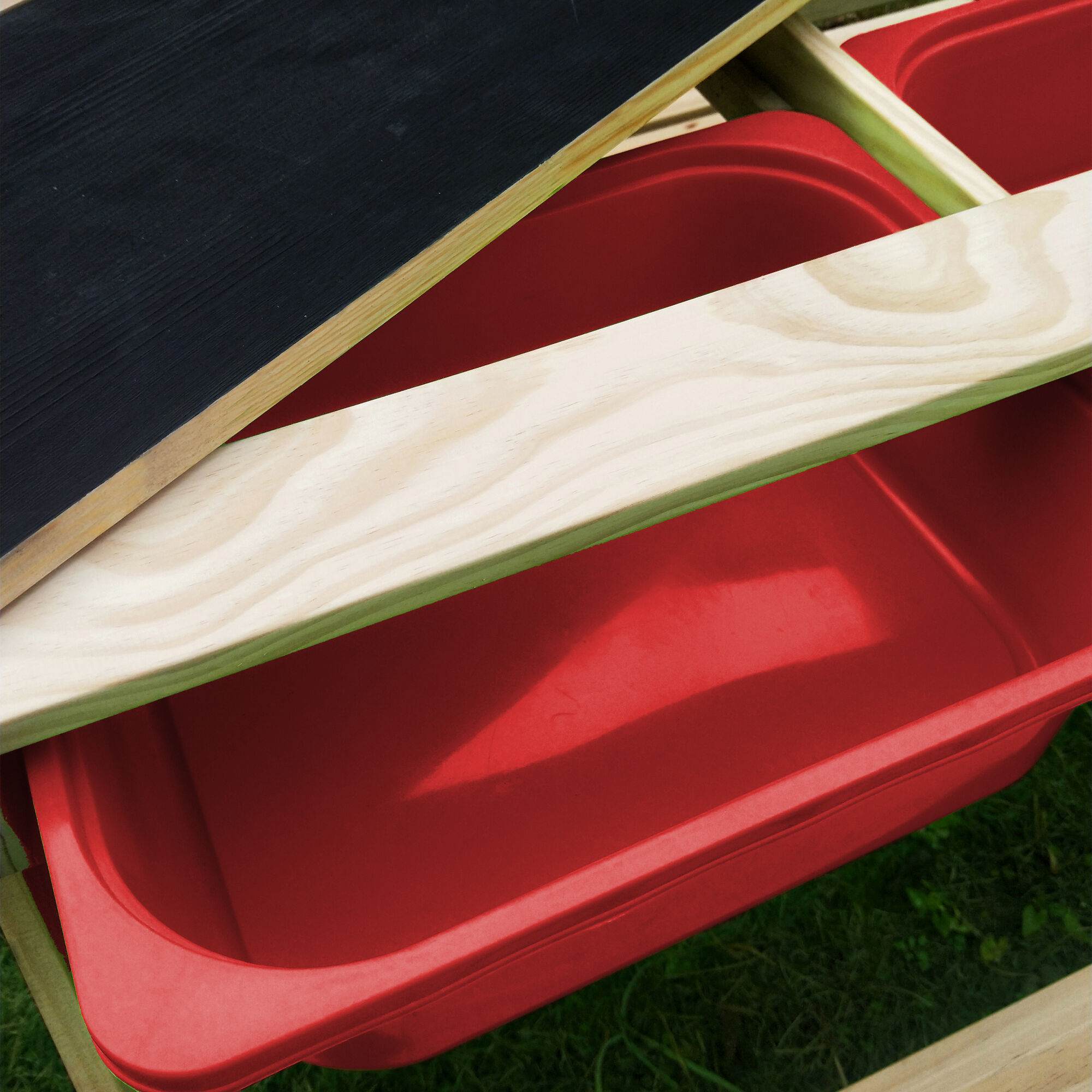 Sunny Dual Top 2.0 Sand und Wasser Picknicktisch - Mit Kreidetafel und roten Behältern