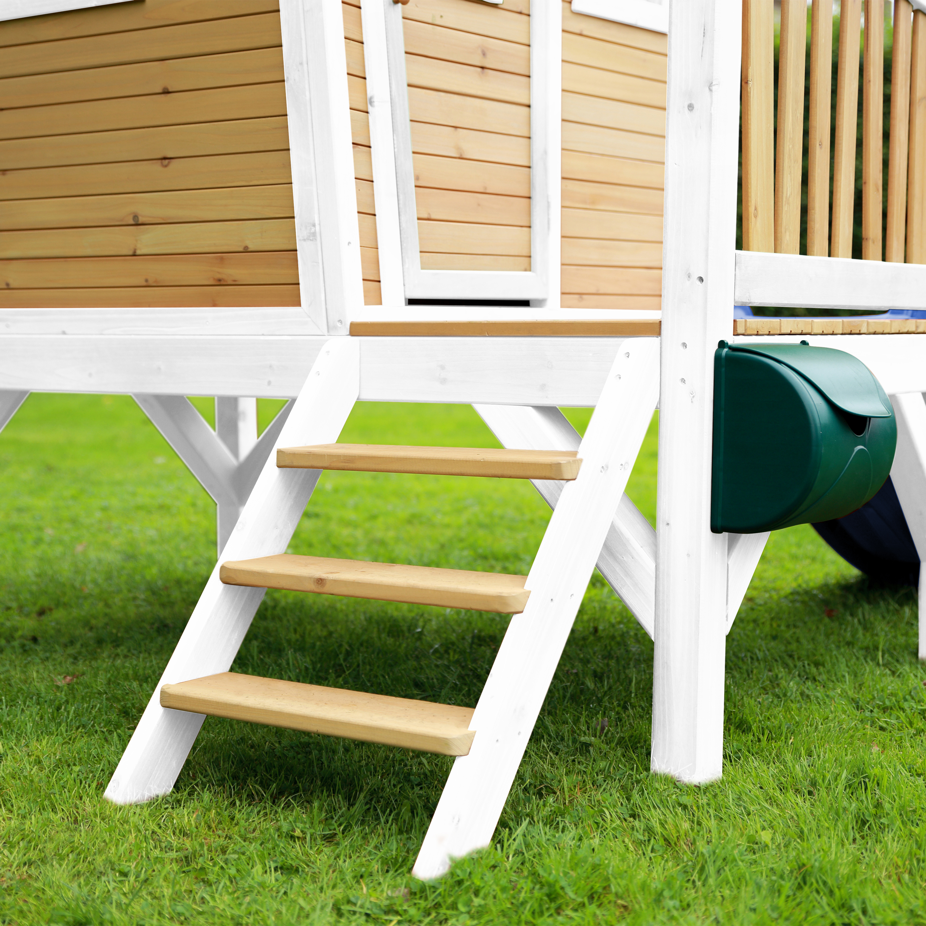 AXI Robin Playhouse Brown/White - Blue Slide