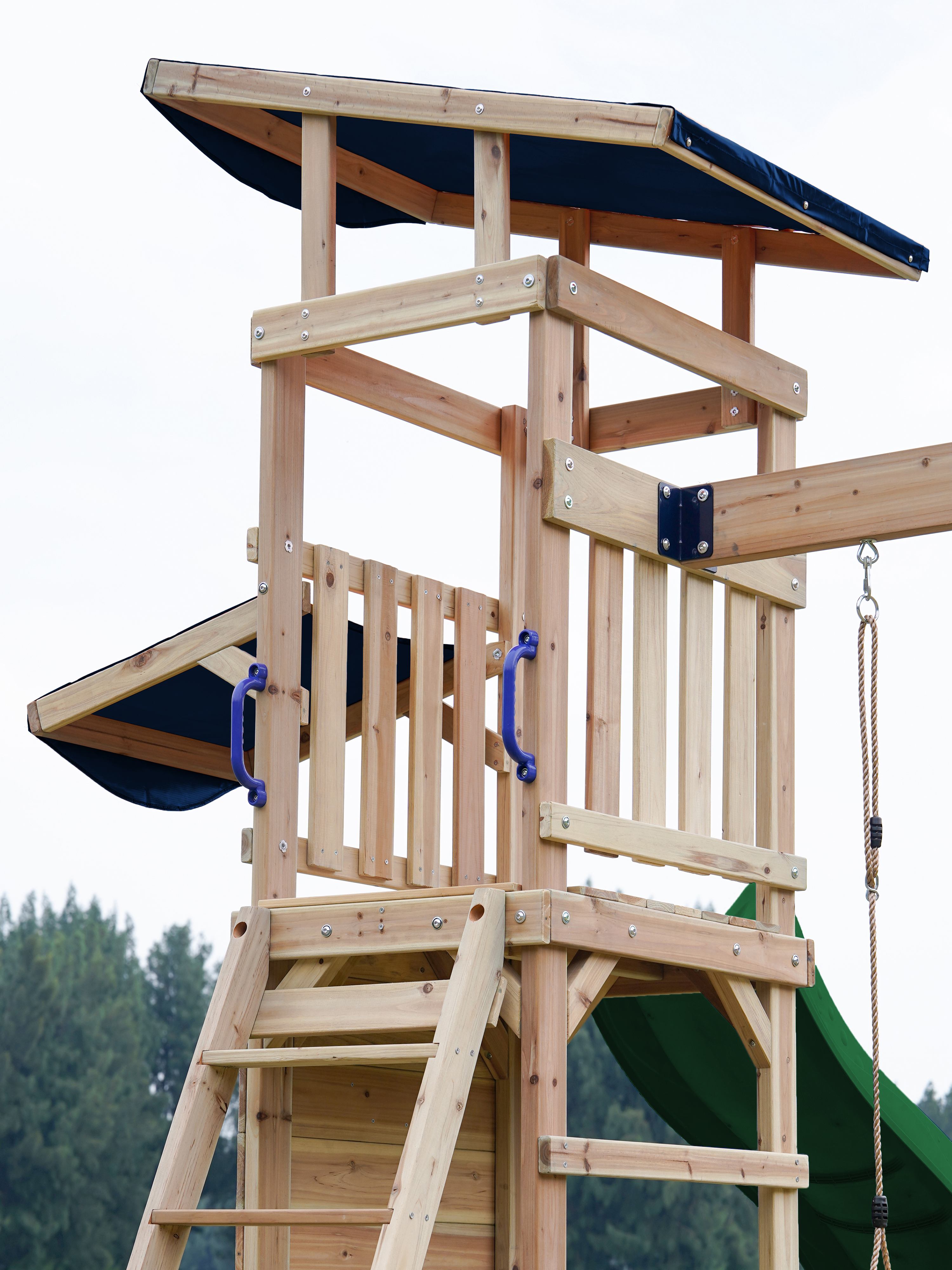 AXI Malik Spielturm mit Doppelschaukel Braun - Grüne Rutsche 