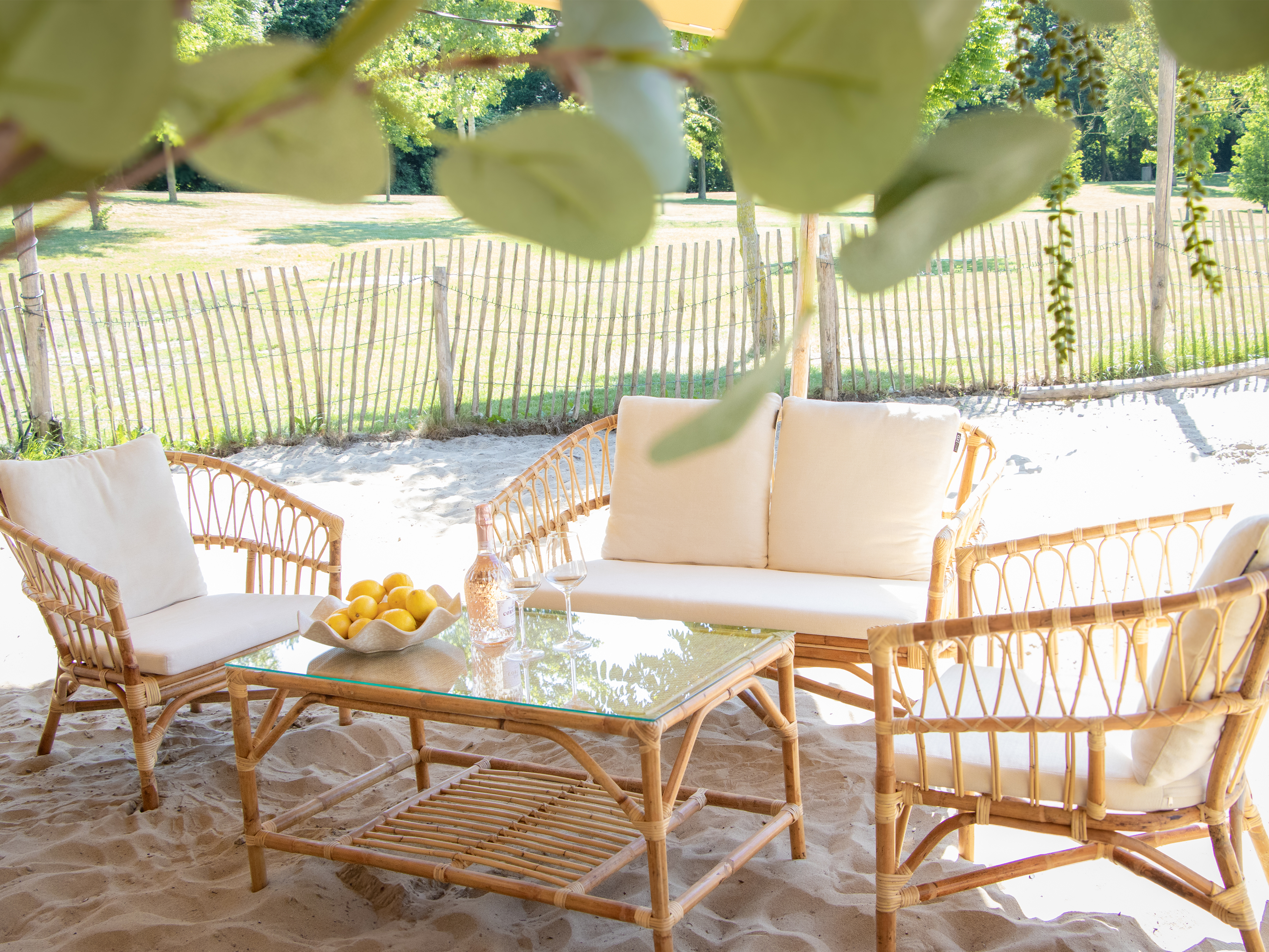 AXI Mary Rattan Lounge Set – 4-Piece with Sofa, Table, and 2 Chairs Natural/White