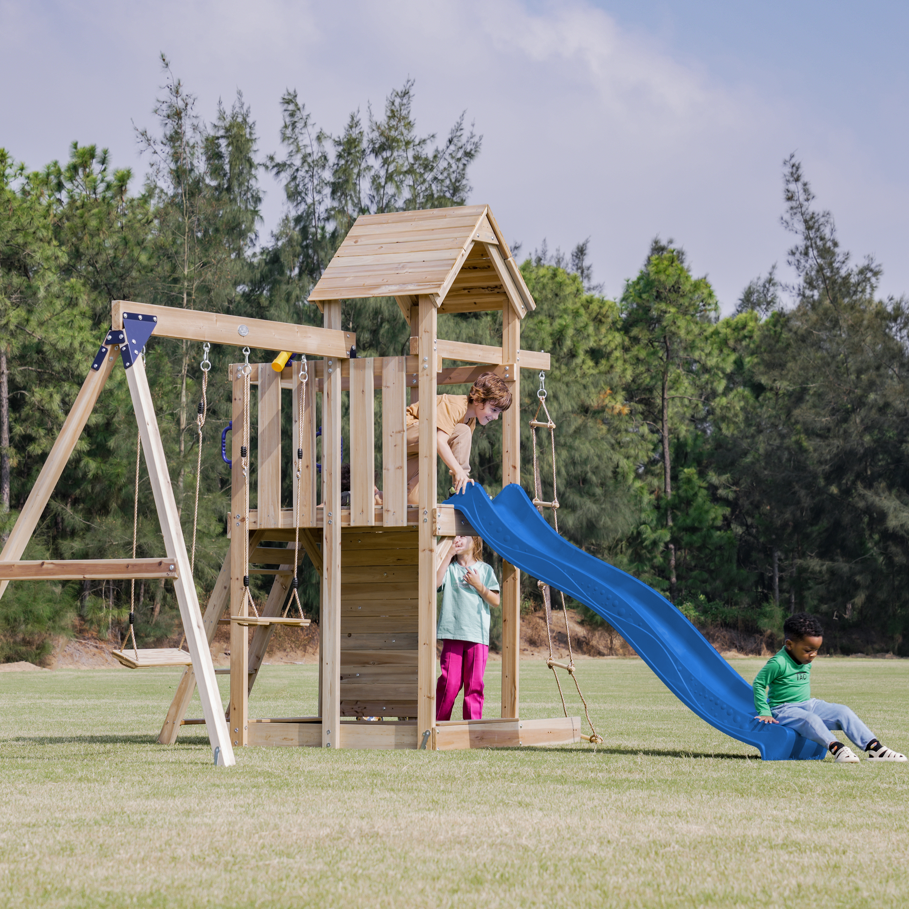 AXI Moos Spielturm mit Doppelschaukel und Strickleiter Braun - Blaue Rutsche 