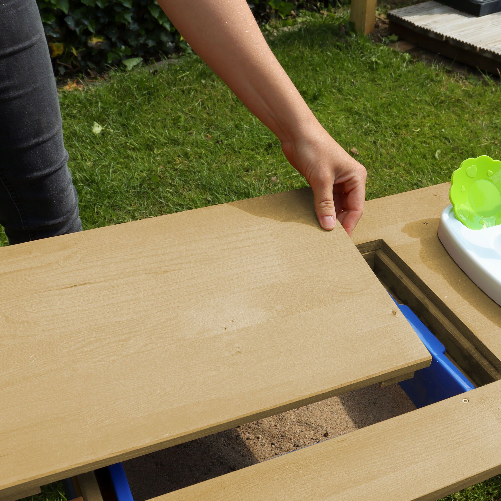 AXI Emily Sand und Wasser Picknicktisch mit Spielküche Braun