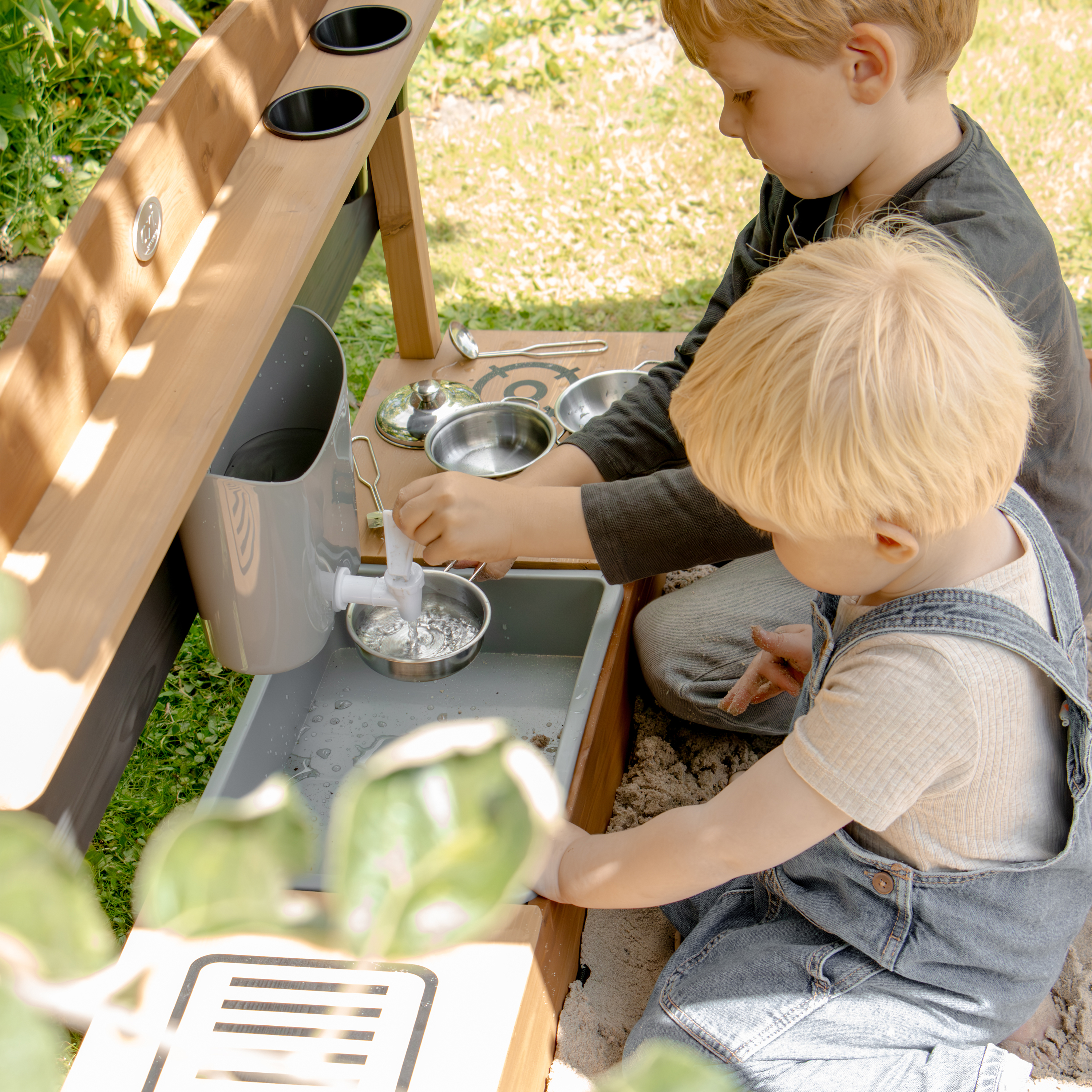 AXI Dora Boat Sandbox with Play Kitchen and Roof 160 x 100 cm Brown/Anthracite