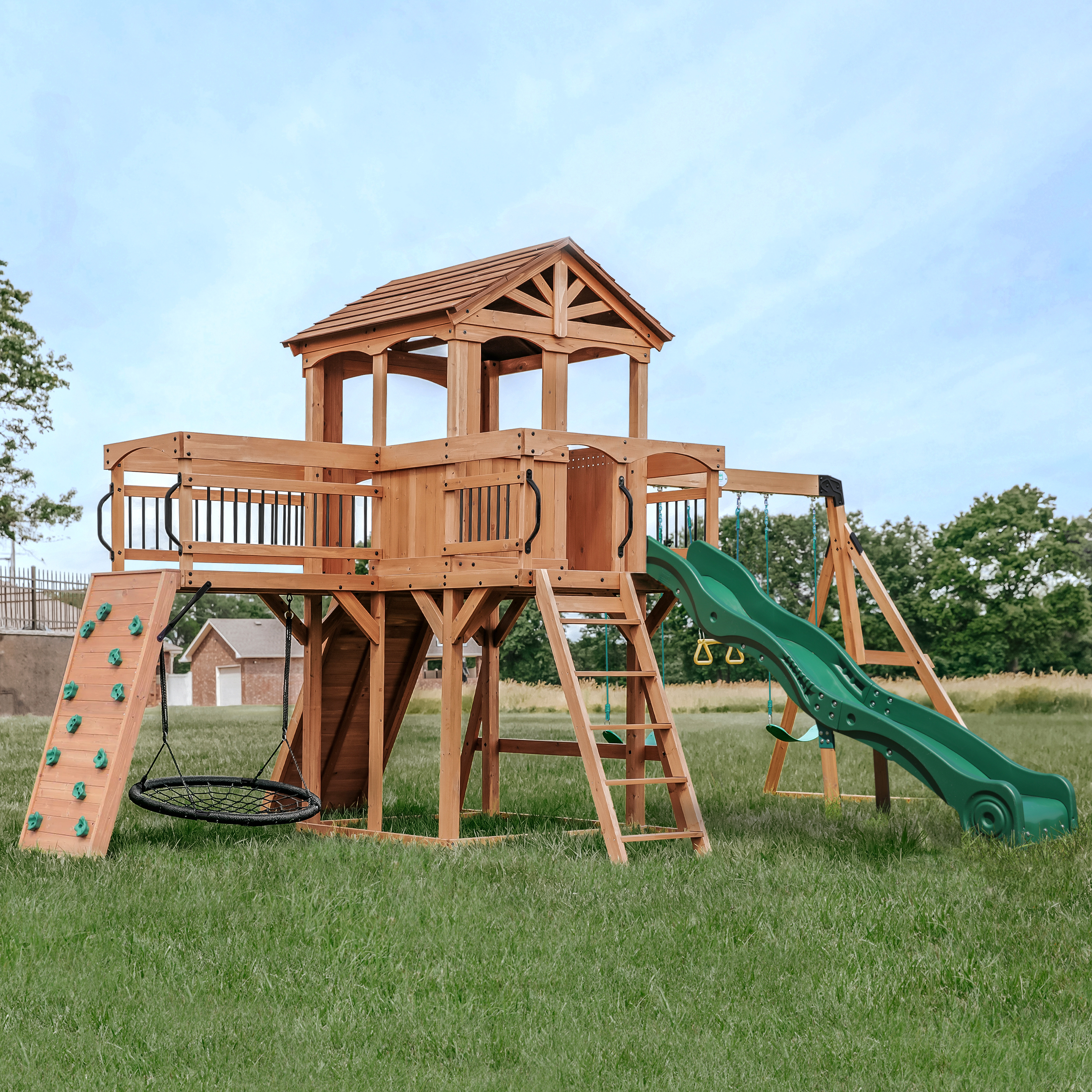 Backyard Discovery Sterling Point Spielturm mit Rutsche und 3 Schaukeln