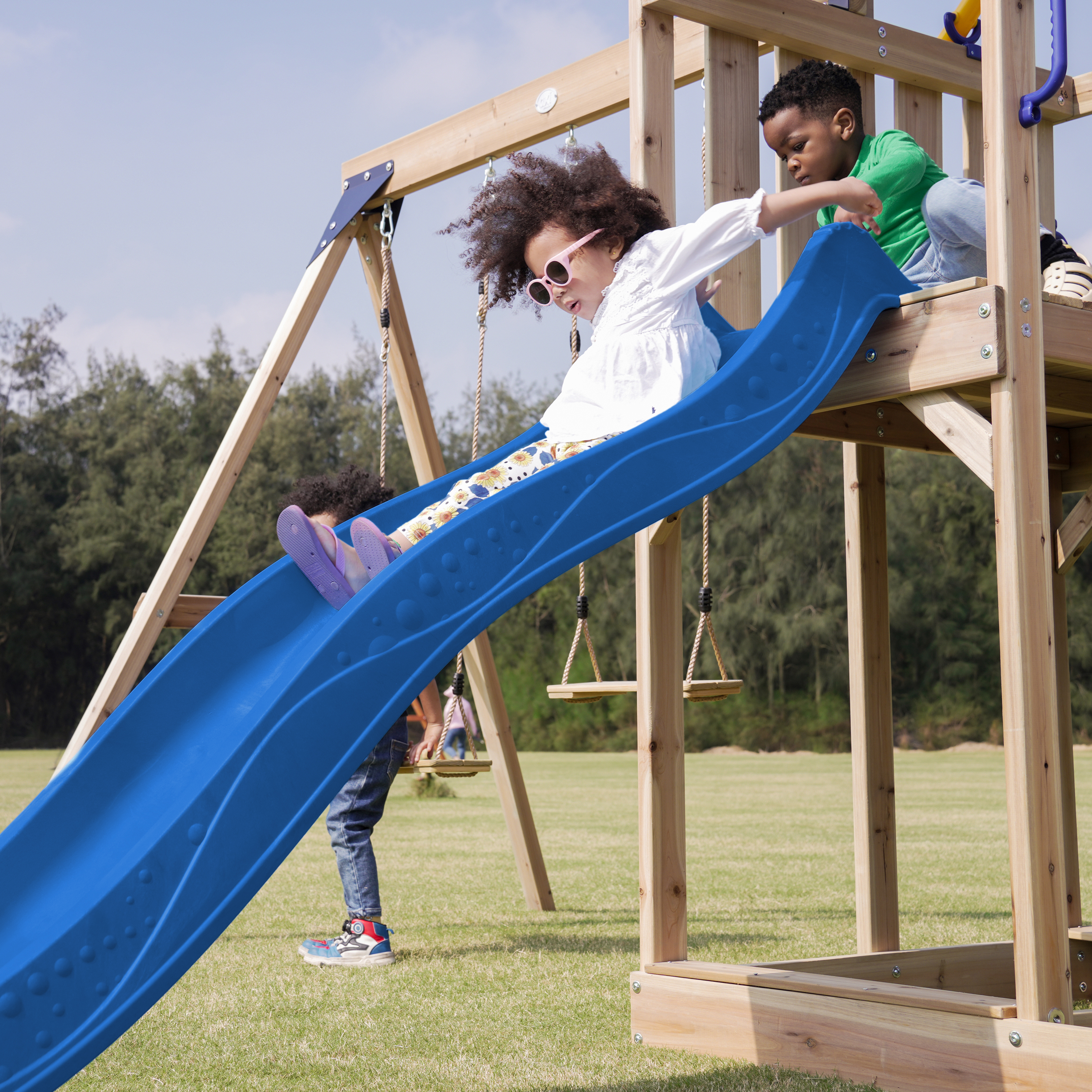 AXI Moos Spielturm mit Doppelschaukel und Strickleiter Braun - Blaue Rutsche 