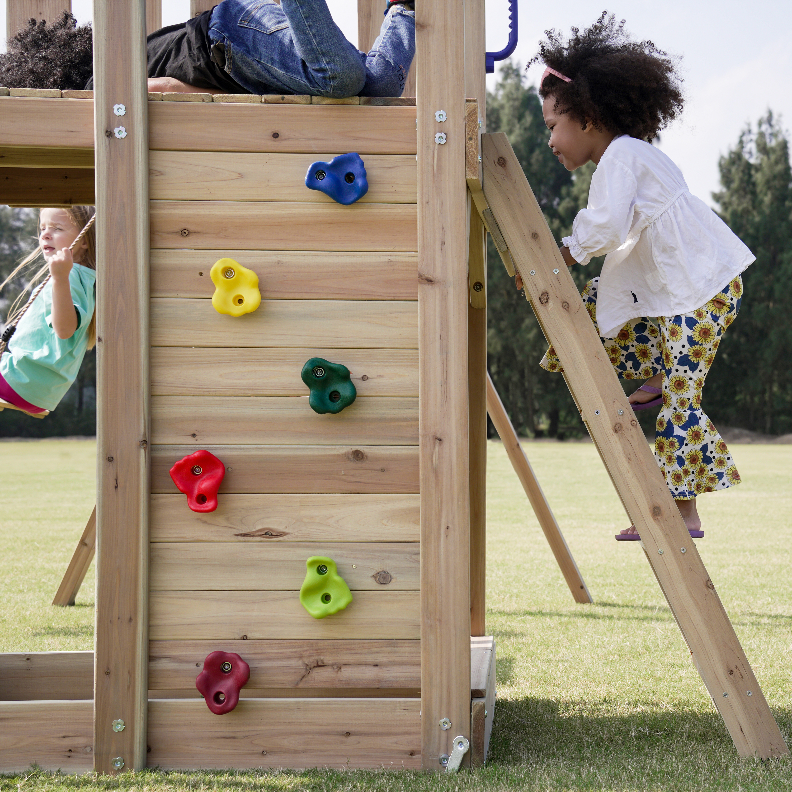 AXI Moos Spielturm mit Doppelschaukel und Strickleiter Braun - Blaue Rutsche 