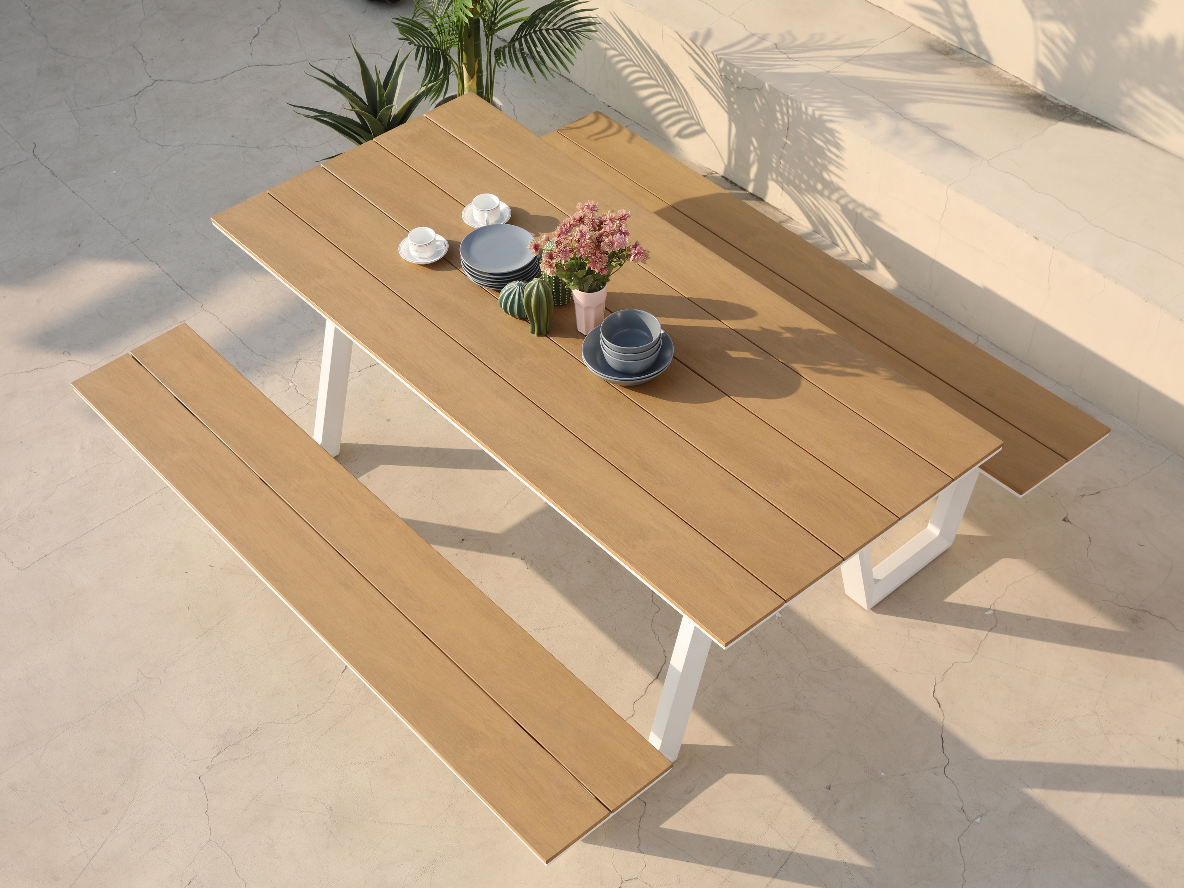 AXI Nori Picknicktisch mit 2 Bänken - Weiß mit Teak-look Polywood