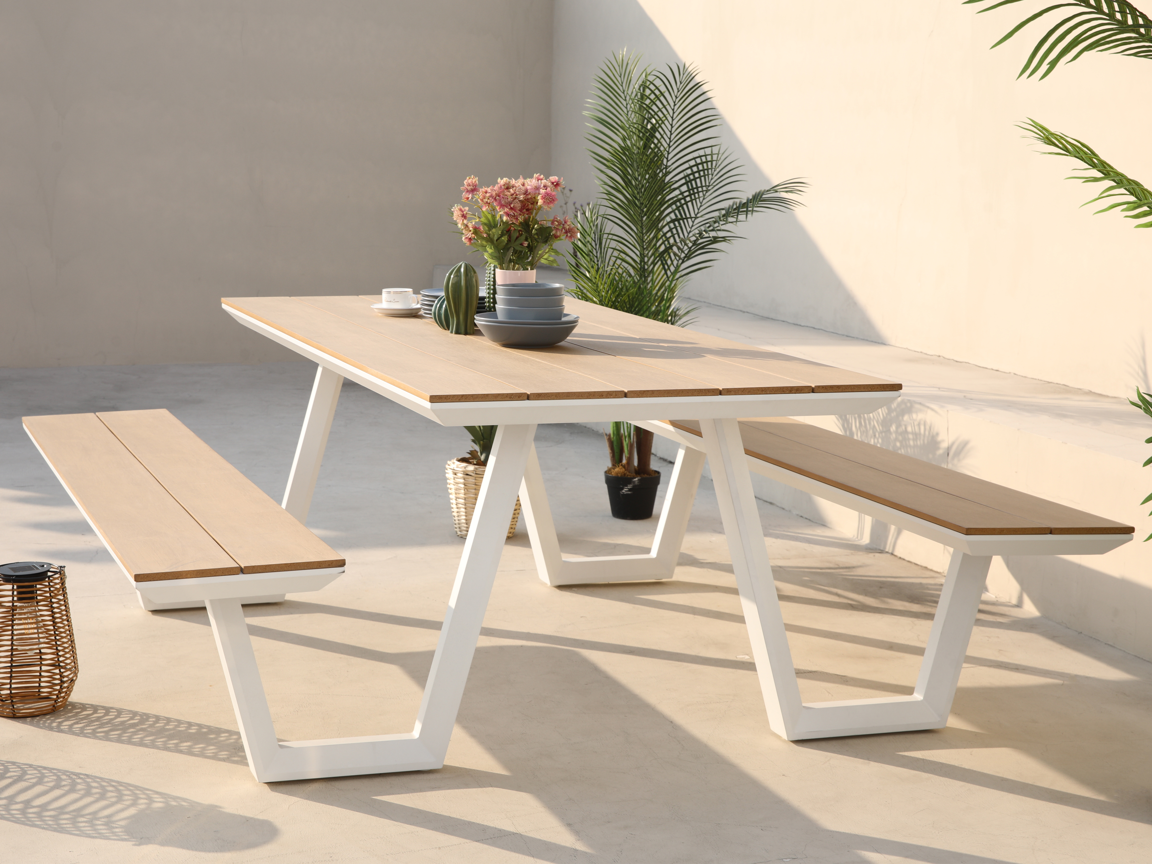 AXI Nori Picknicktisch mit 2 Bänken - Weiß mit Teak-look Polywood