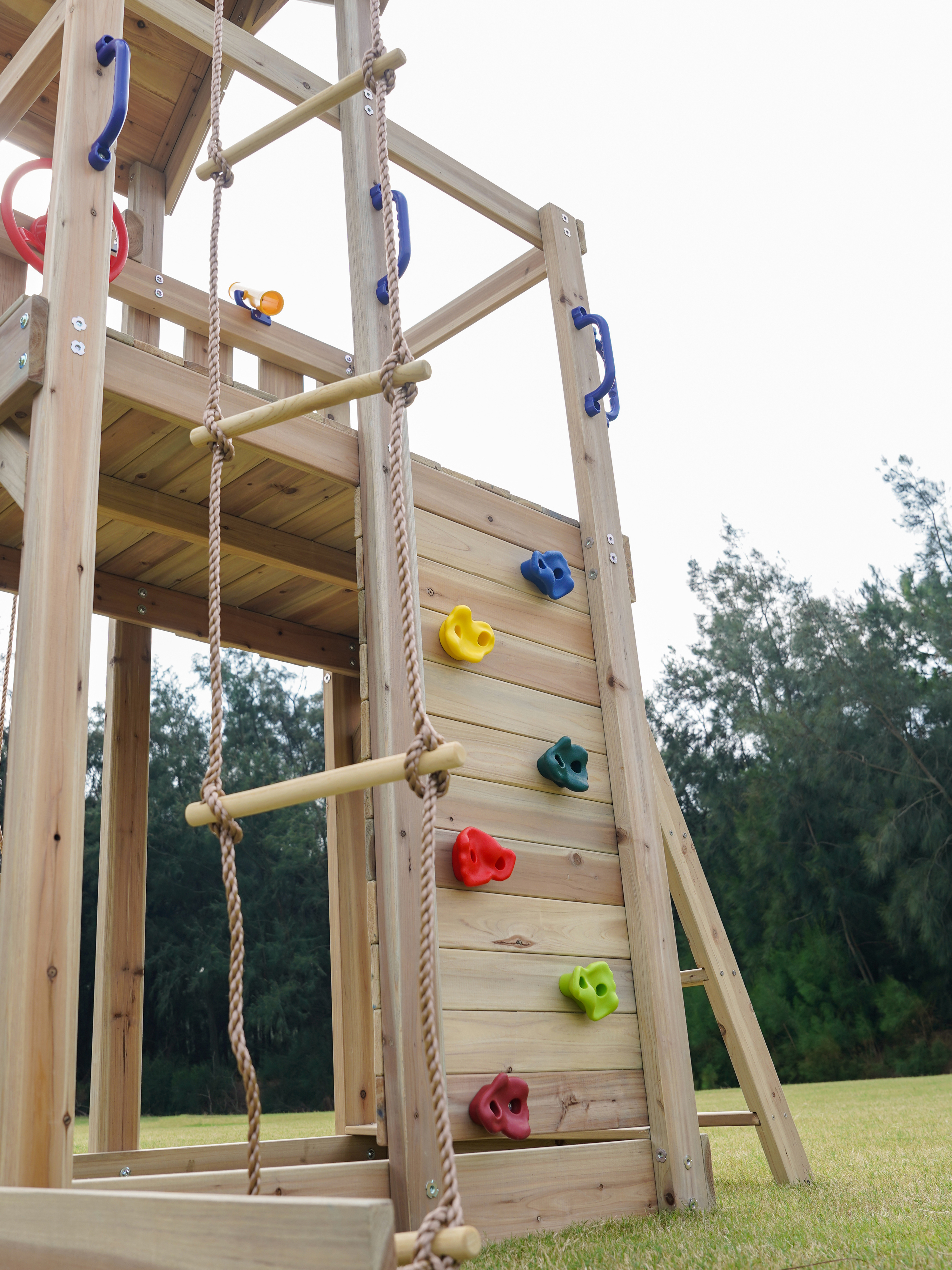 AXI Moos Spielturm mit Doppelschaukel und Strickleiter Braun - Blaue Rutsche 