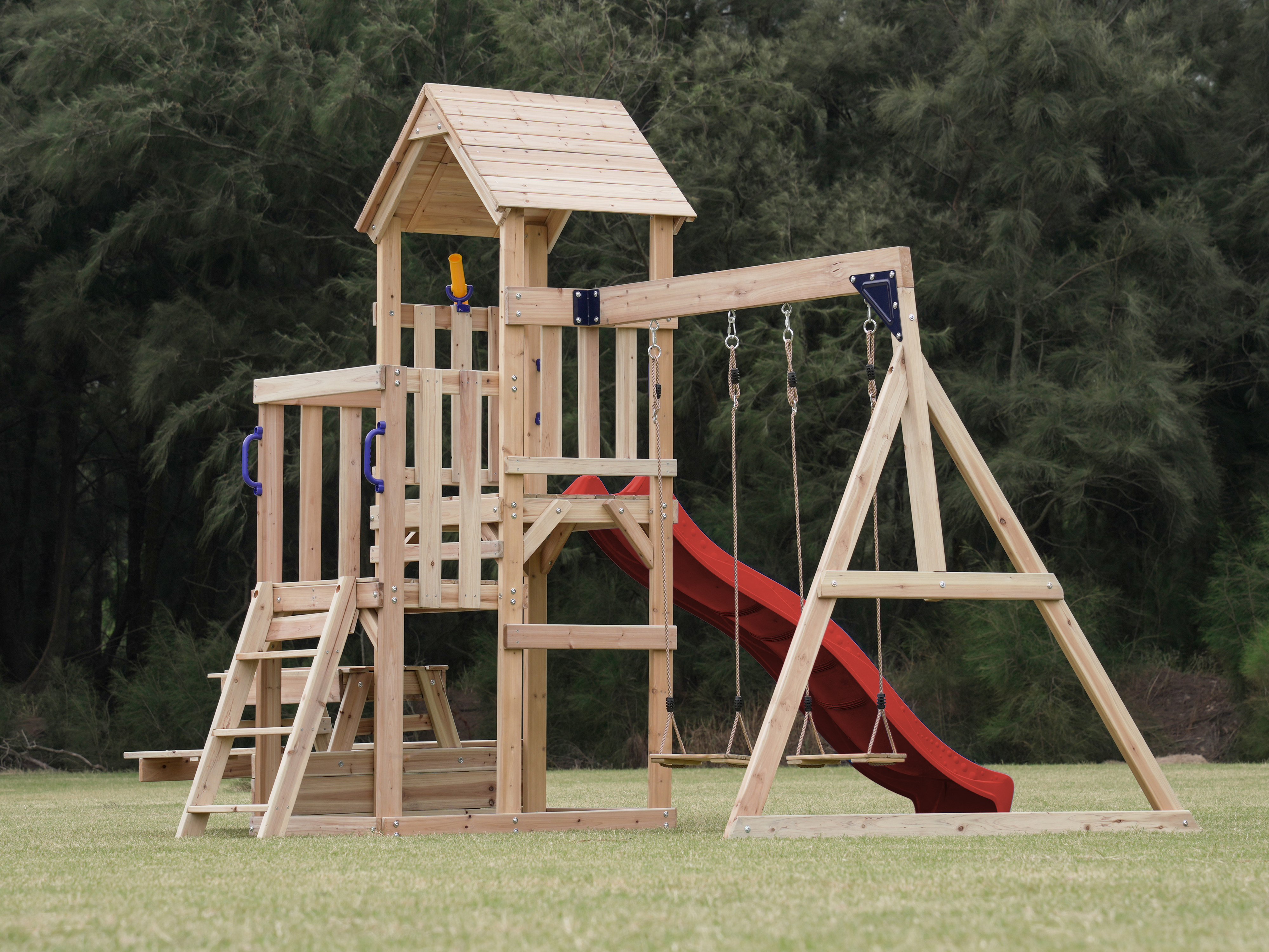 AXI Mette Spielturm mit Doppelschaukel Braun - Rote Rutsche