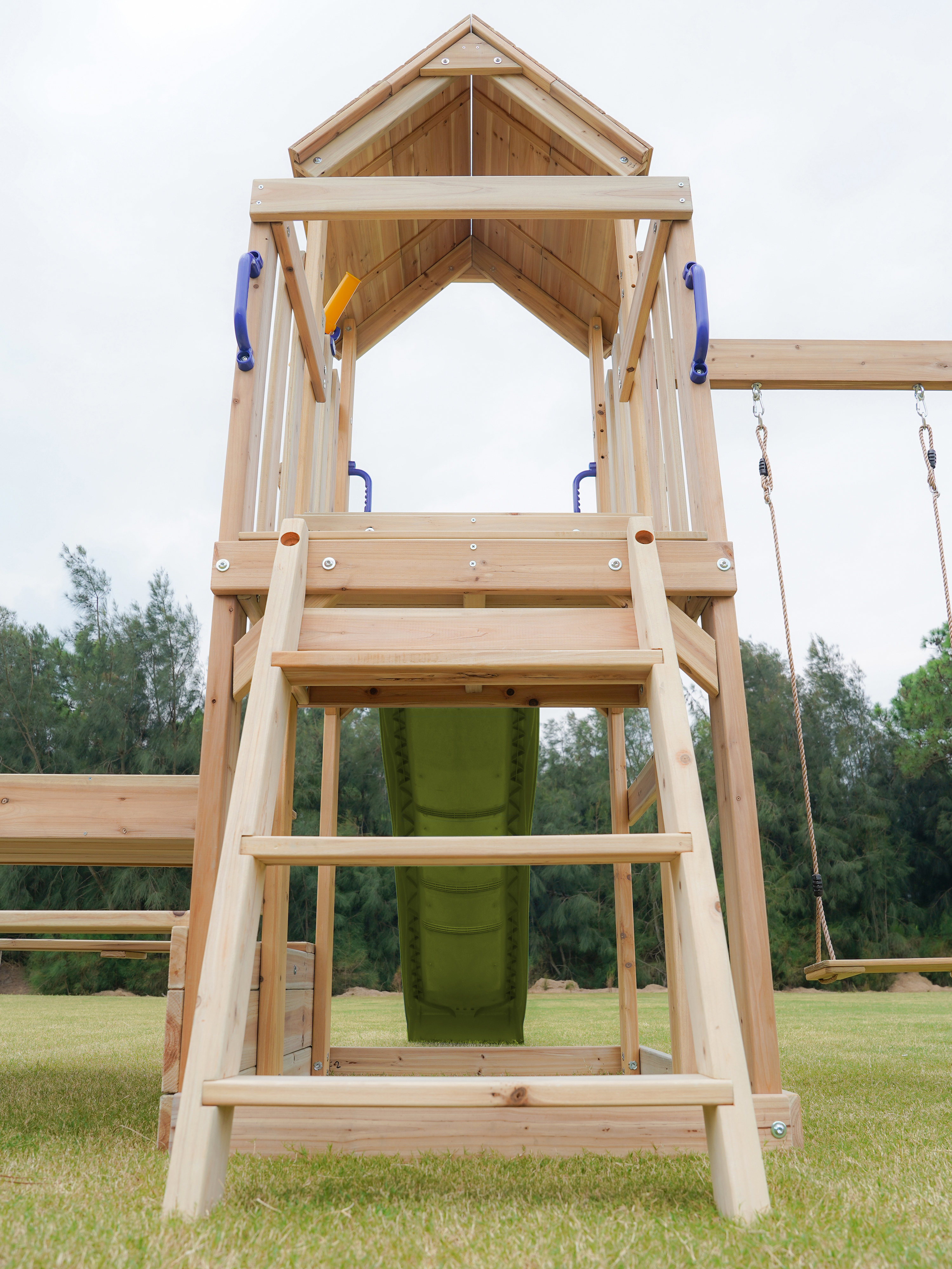 AXI Mette Spielturm mit Doppelschaukel Braun - Hellgrüne Rutsche