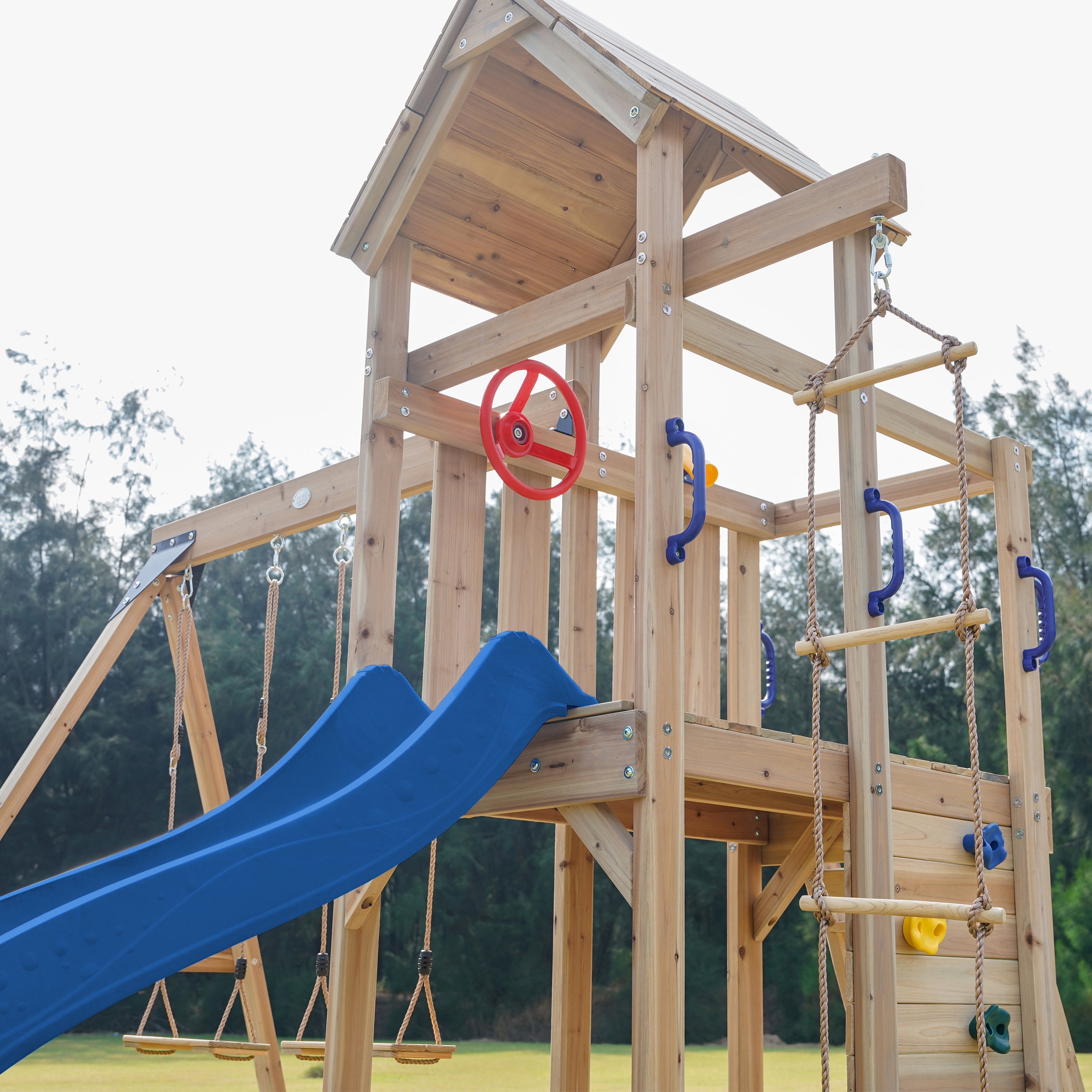 AXI Moos Spielturm mit Doppelschaukel und Strickleiter Braun - Blaue Rutsche 