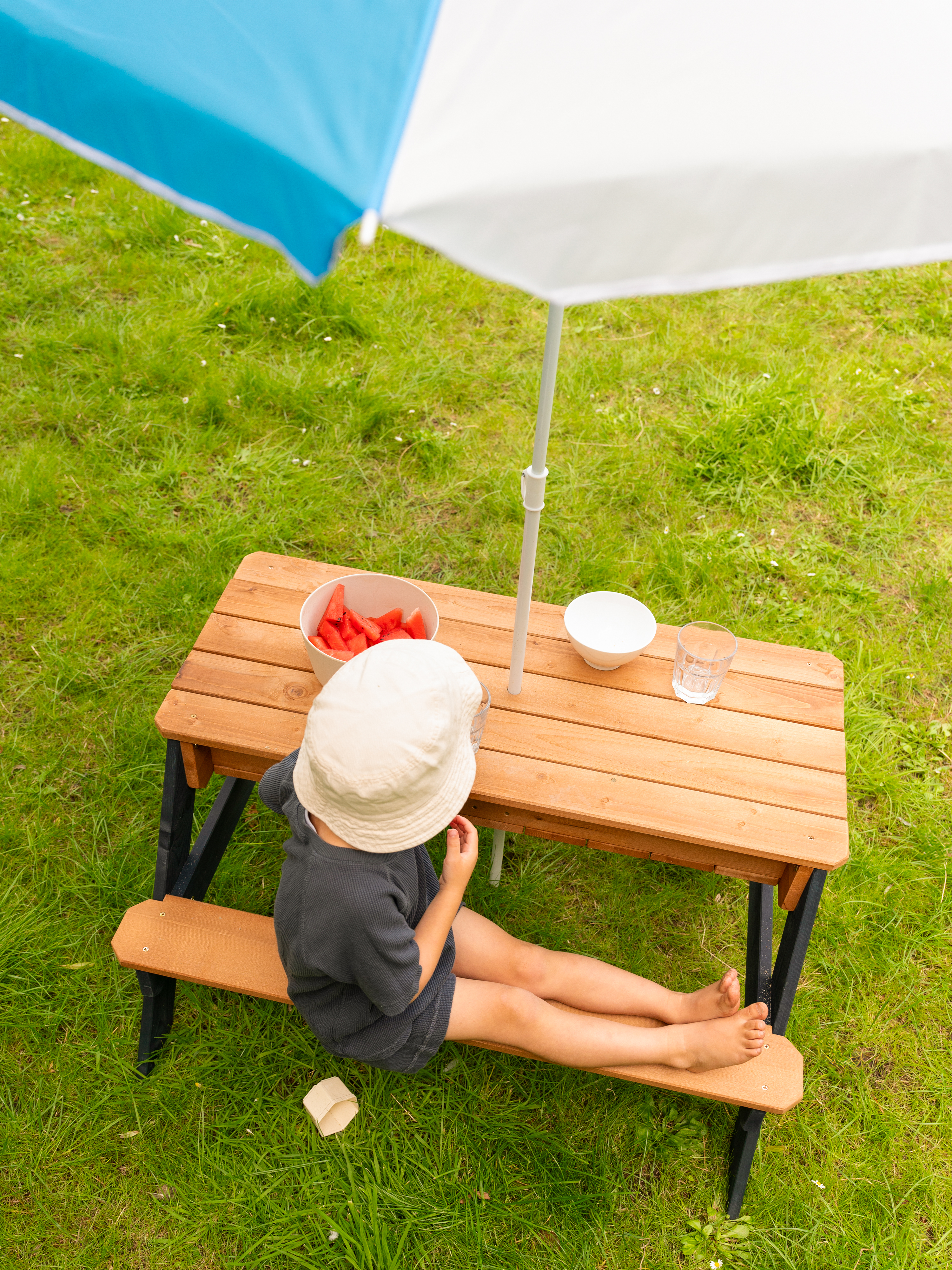 AXI Nick Sand und Wasser Picknicktisch Grau und Braun - Sonnenschirm Blau und Weiß