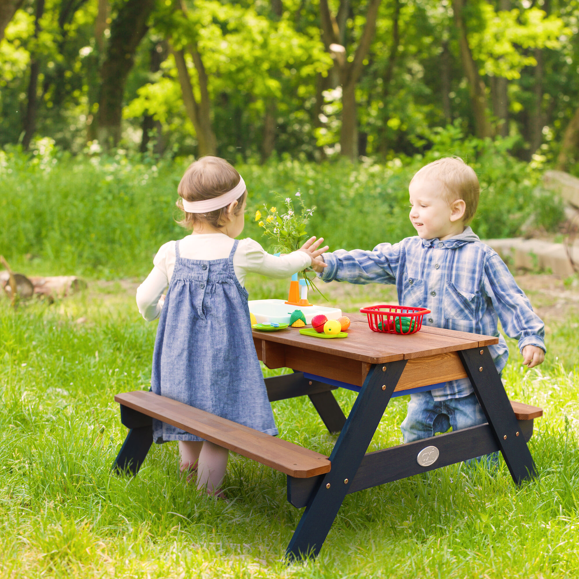 sfeerfoto AXI Emily Zand & Water Picknicktafel met Speelkeuken wastafel Antraciet/bruin