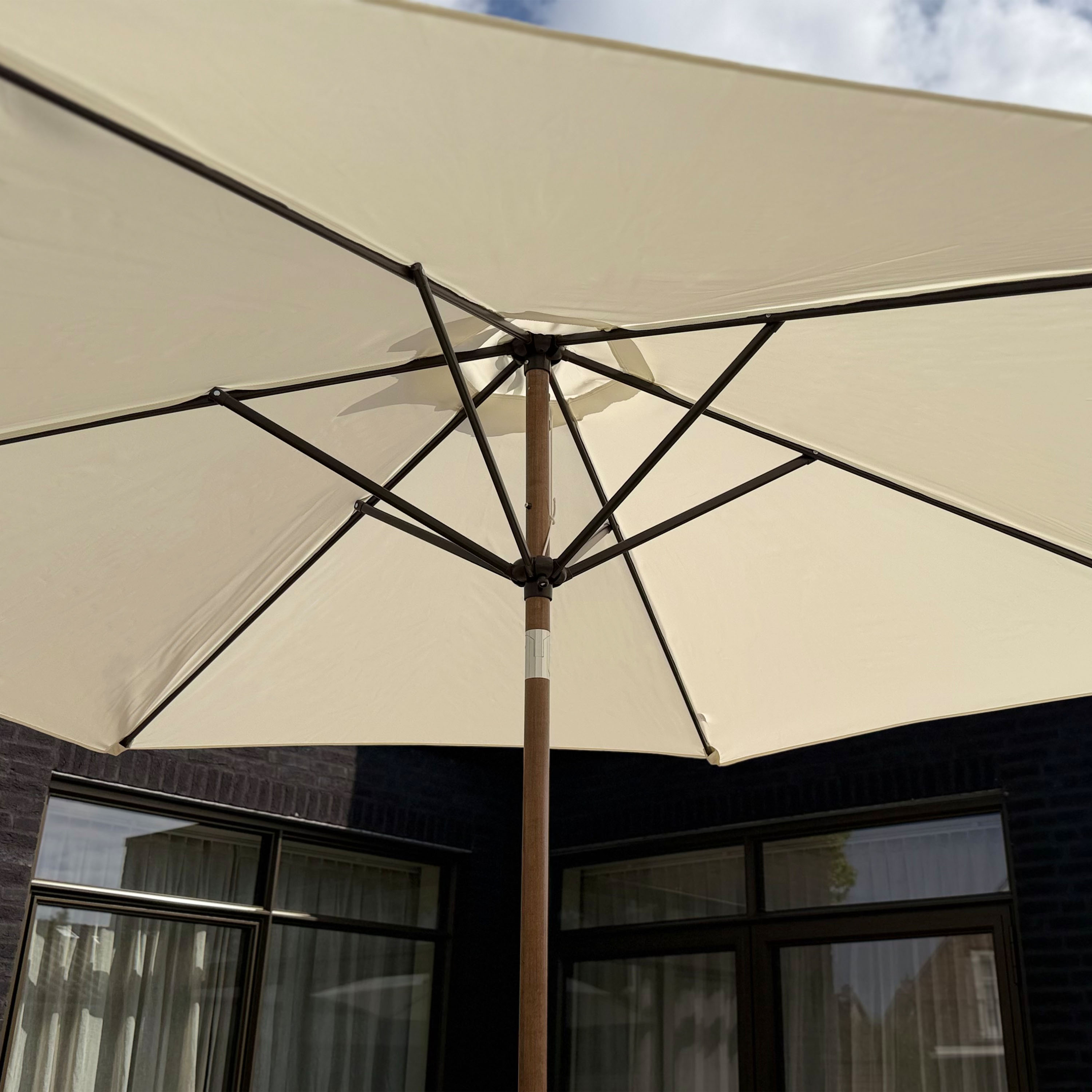 AXI Noor Centre Pole Parasol Ø 300cm incl. parasol base Oak-look/Beige