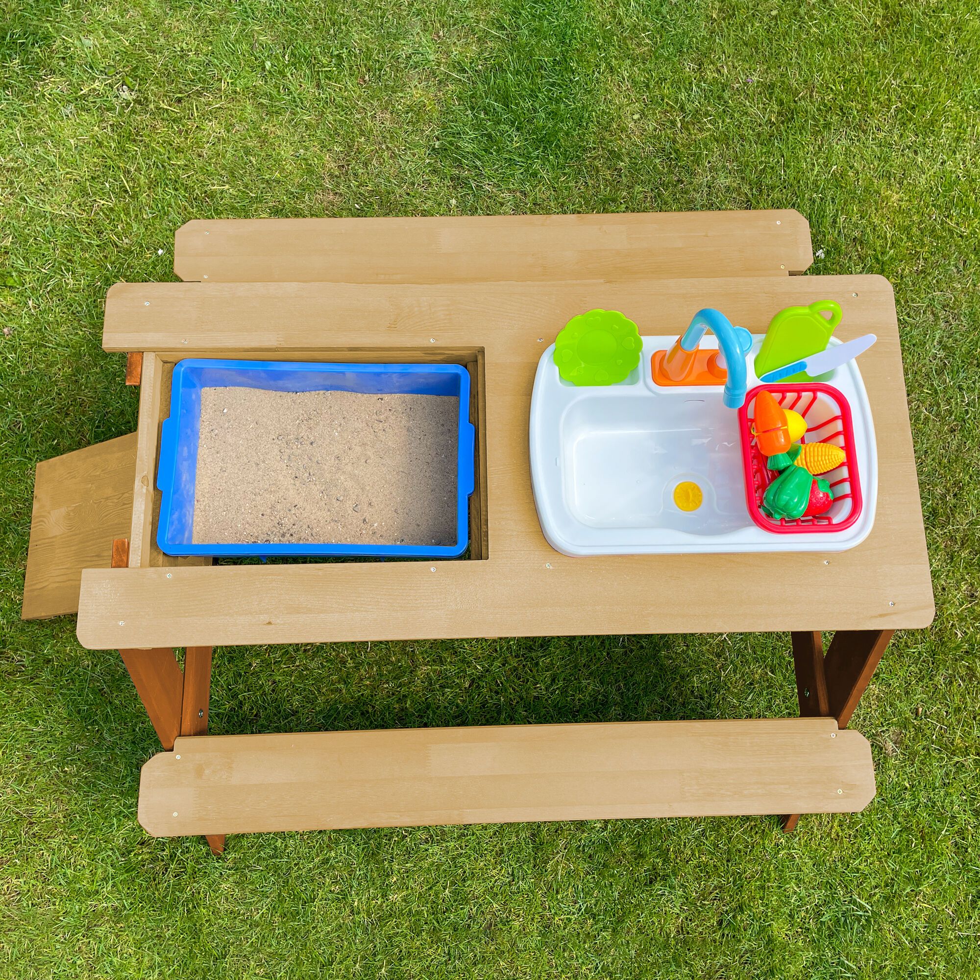 AXI Emily Sand und Wasser Picknicktisch mit Spielküche Braun