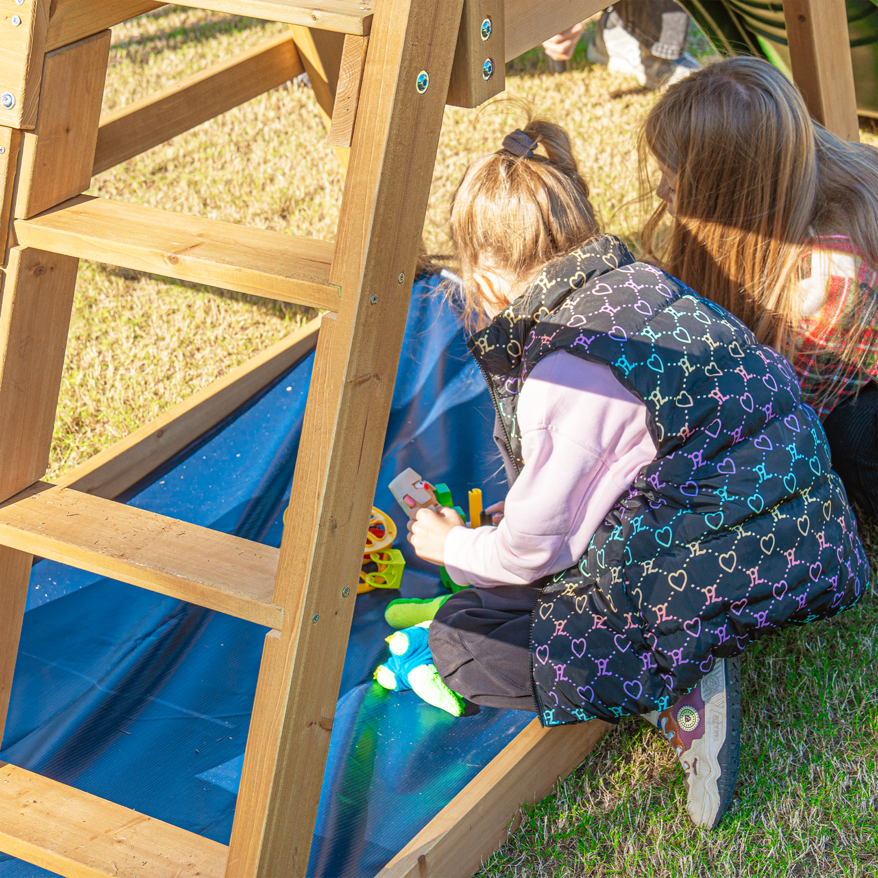 AXI Mia Spielturm mit Doppelschaukel Braun - Grüne Rutsche