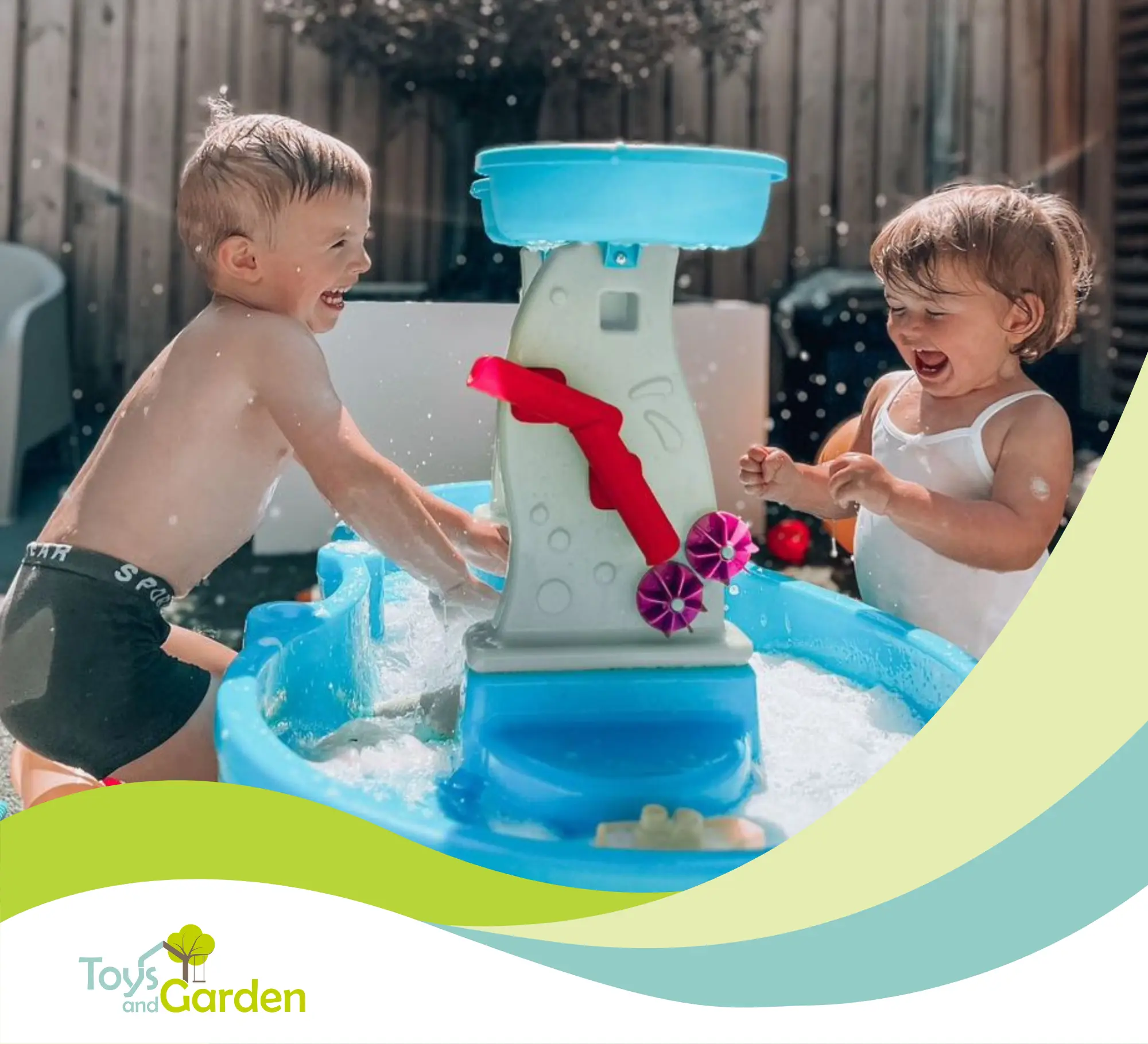 Sommer-Spaß im Garten: Wassertische, Sonnenschirme & Loungemöbel