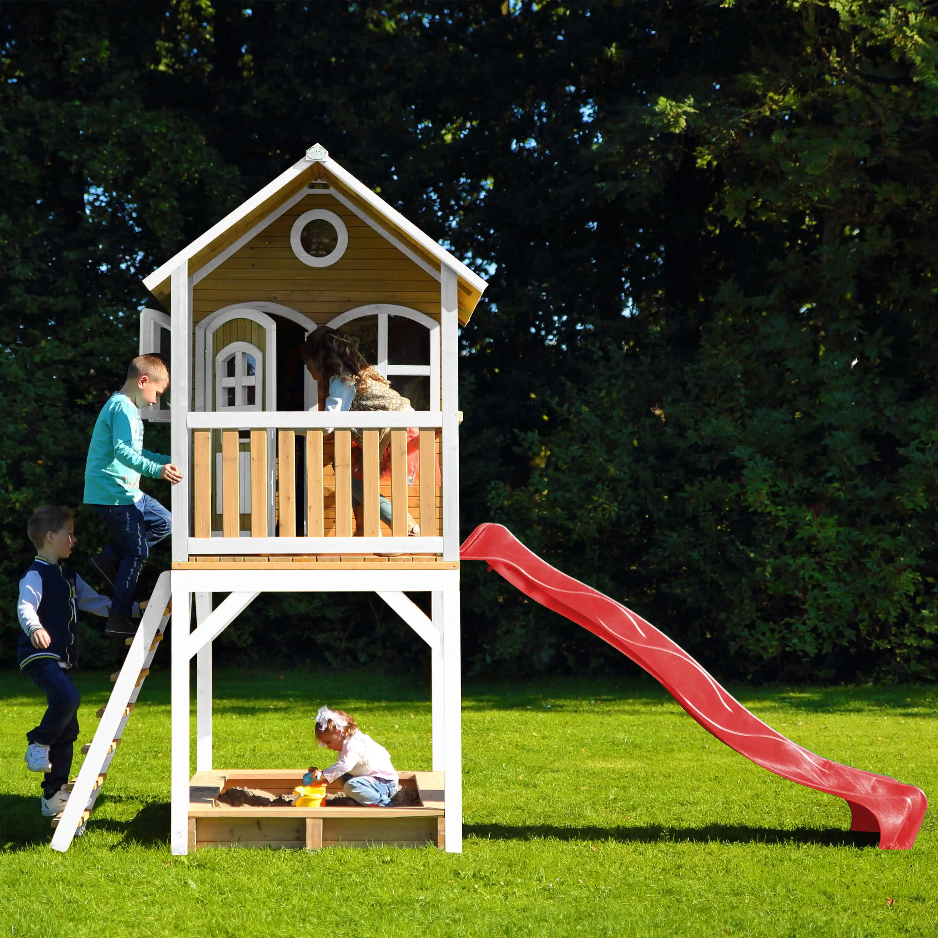 AXI Sarah Spielhaus Braun und Weiß - Rote Rutsche