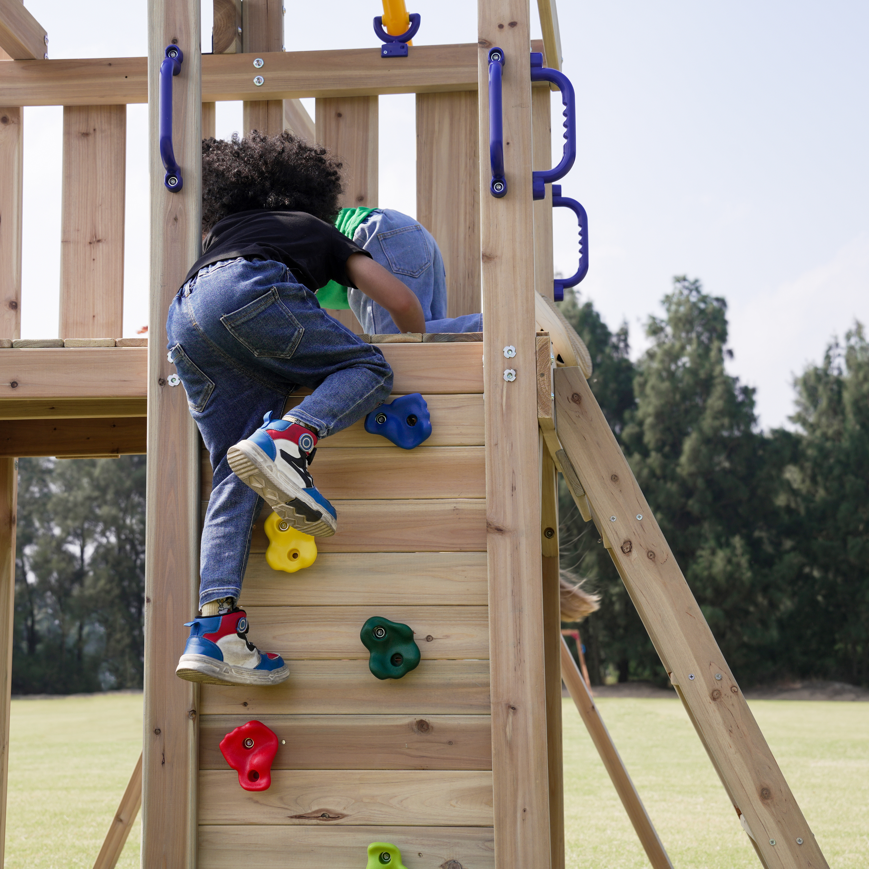 AXI Moos Spielturm mit Doppelschaukel und Strickleiter Braun - Blaue Rutsche 